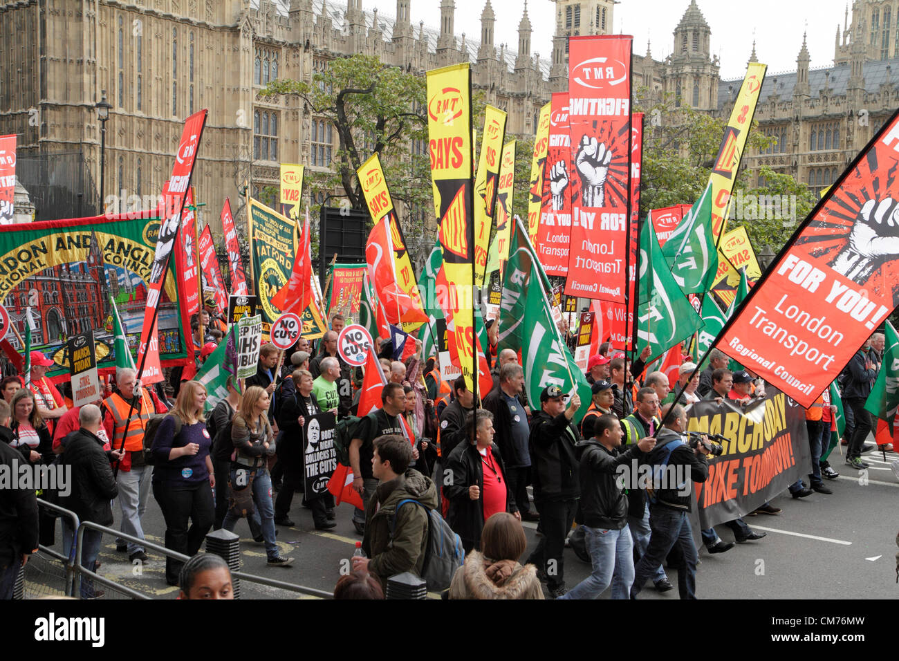 Membri della RMT Unione marzo oltre le case del Parlamento durante il TUC anti-austerità marzo. Foto Stock