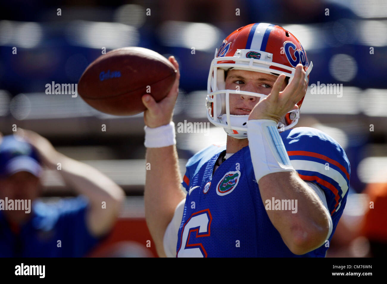 20 ott. 2012 - Florida, Stati Uniti - Sarà VRAGOVIC | Orari.ot 360417 vrag gators 01 di (10/20/12 Gainesville, Florida) Florida Gators quarterback Jeff Driskel (6) si riscalda prima del South Carolina Gamecocks al Florida Gators gioco di calcio a Ben Hill Griffin Stadium a Gainesville, Florida il Sabato, Ottobre 20. (Credito Immagine: © sarà Vragovic/Tampa Bay volte/ZUMAPRESS.com) Foto Stock