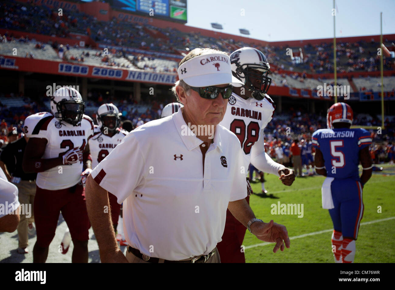 20 ott. 2012 - Florida, Stati Uniti - Sarà VRAGOVIC | Orari.ot 360417 vrag gators 03 di (10/20/12 Gainesville, Florida) South Carolina Gamecocks capo allenatore Steve Spurrier fa il suo modo sul campo per warmups prima del South Carolina Gamecocks al Florida Gators gioco di calcio a Ben Hill Griffin Stadium a Gainesville, Florida il Sabato, Ottobre 20. (Credito Immagine: © sarà Vragovic/Tampa Bay volte/ZUMAPRESS.com) Foto Stock