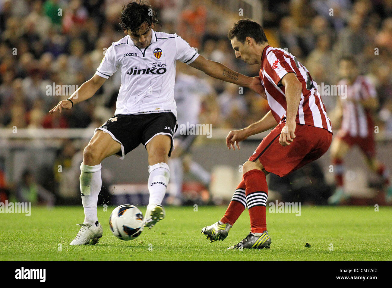 La Liga Spagna - Giornata 9 - Valencia CF vs Ath. Bilbao - Tino Costa (sinistra) da Valencia e Aritz Aduriz (destro) per il comando ATH Bilbao duello per la sfera Foto Stock