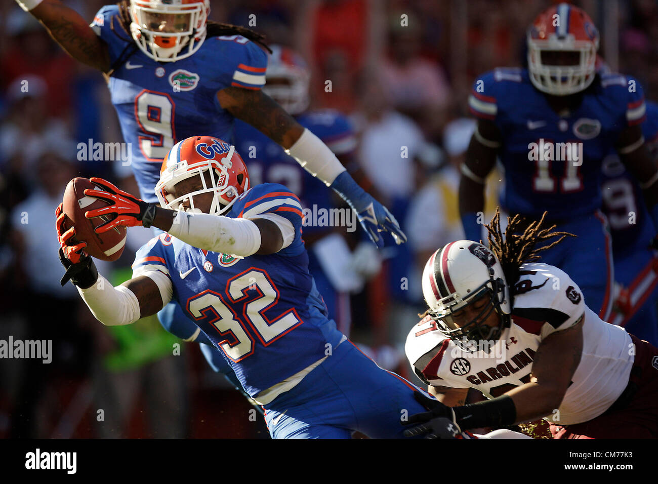 20 ott. 2012 - Gainesville, Florida, Stati Uniti - Florida Gators running back Chris Johnson (32) restituisce un fumble di un cantiere linea durante il secondo trimestre del South Carolina Gamecocks a Florida Gators gioco di calcio a Ben Hill Griffin Stadium. Il Gator beat South Carolina 44-11. (Credito Immagine: © sarà Vragovic/Tampa Bay volte/ZUMAPRESS.com) Foto Stock