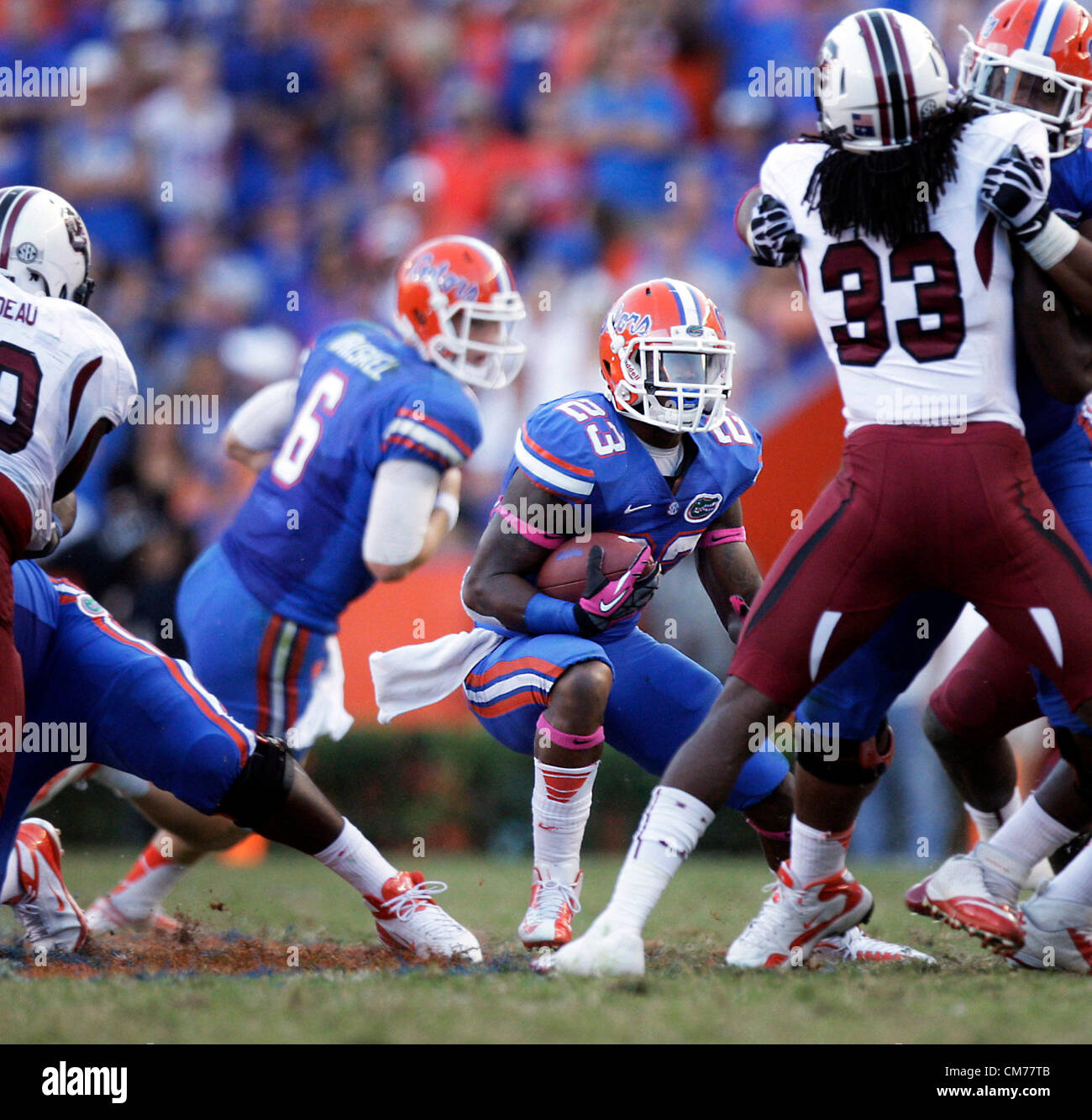 20 ott. 2012 - Florida, Stati Uniti - Sarà VRAGOVIC | Orari.ot 360417 vrag gators 32 di (10/20/12 Gainesville, Florida) Florida Gators running back Mike Gillislee (23) guarda per camera in esecuzione durante il South Carolina Gamecocks al Florida Gators gioco di calcio a Ben Hill Griffin Stadium a Gainesville, Florida il Sabato, Ottobre 20. Il Gator sconfitto il Gamecocks 44-11. (Credito Immagine: © sarà Vragovic/Tampa Bay volte/ZUMAPRESS.com) Foto Stock