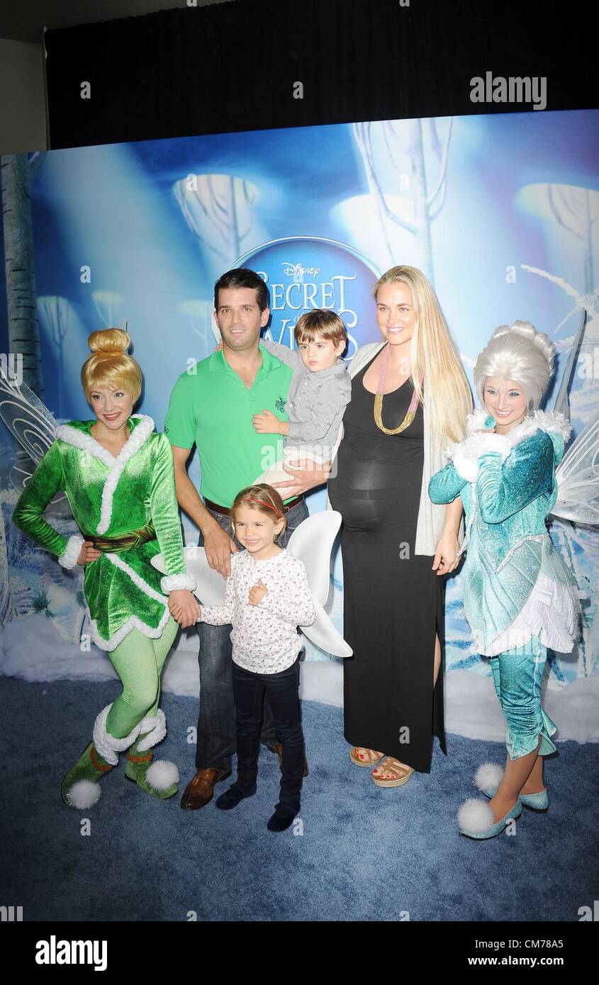 Donald Trump Jr, Vanessa Haydon, Donald John Trump III, Kai Madison Trump presso gli arrivi per SEGRETO DELLE ALI Premiere, AMC Loews Lincoln Square Theatre di New York, NY Ottobre 20, 2012. Foto di: Kristin Callahan/Everett Collection Foto Stock