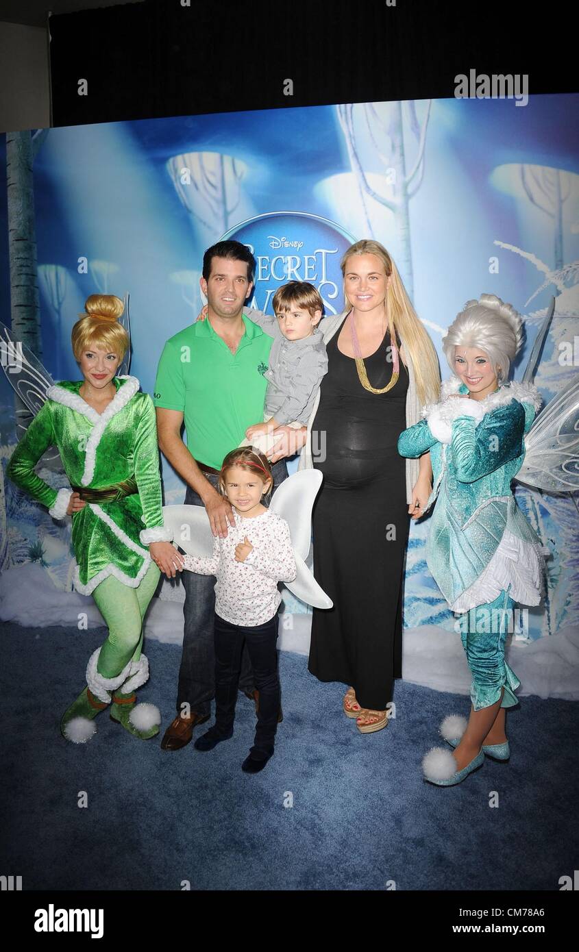 Donald Trump Jr, Vanessa Haydon, Donald John Trump III, Kai Madison Trump presso gli arrivi per SEGRETO DELLE ALI Premiere, AMC Loews Lincoln Square Theatre di New York, NY Ottobre 20, 2012. Foto di: Kristin Callahan/Everett Collection Foto Stock