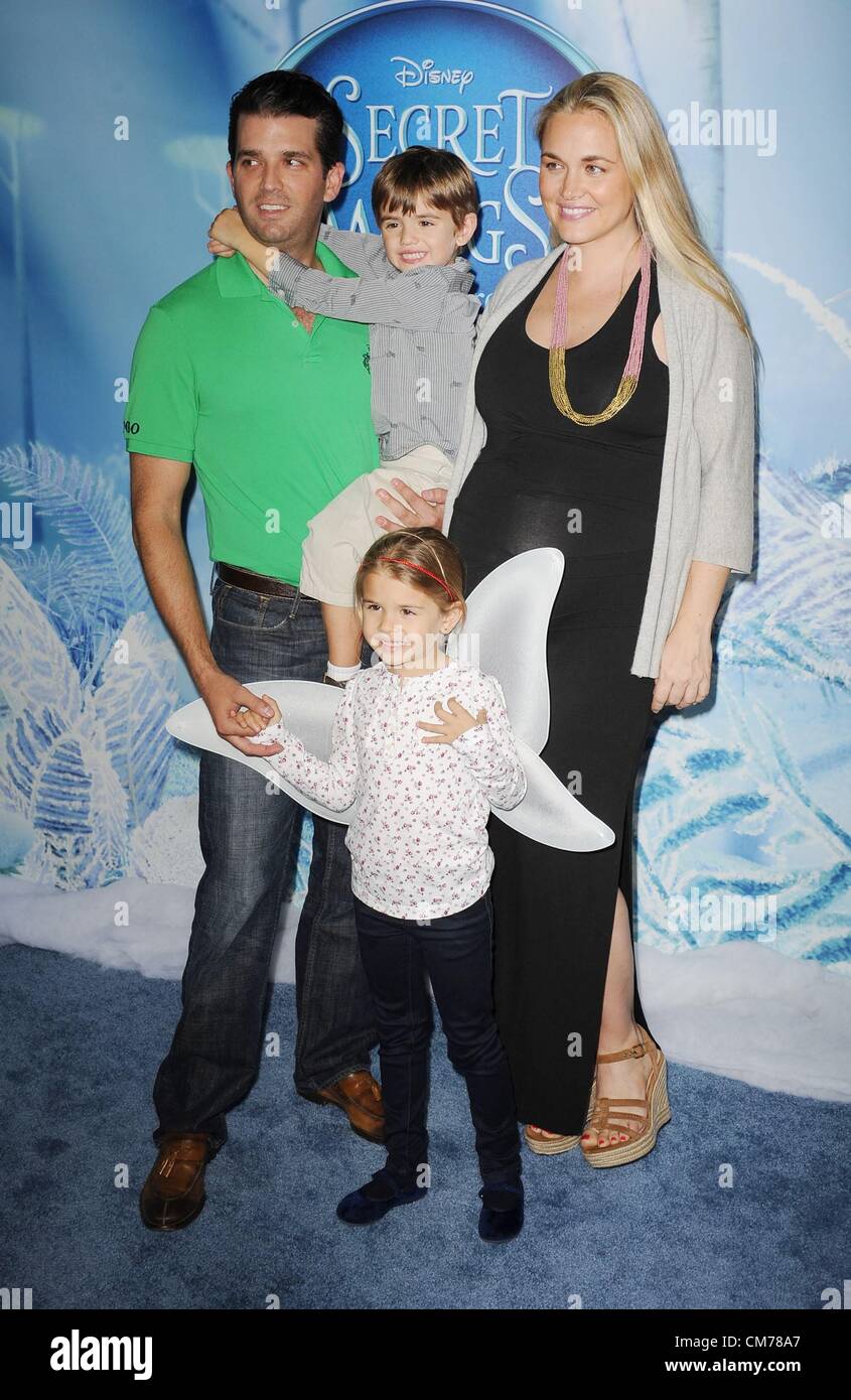 Donald Trump Jr, Vanessa Haydon, Donald John Trump III, Kai Madison Trump presso gli arrivi per SEGRETO DELLE ALI Premiere, AMC Loews Lincoln Square Theatre di New York, NY Ottobre 20, 2012. Foto di: Kristin Callahan/Everett Collection Foto Stock