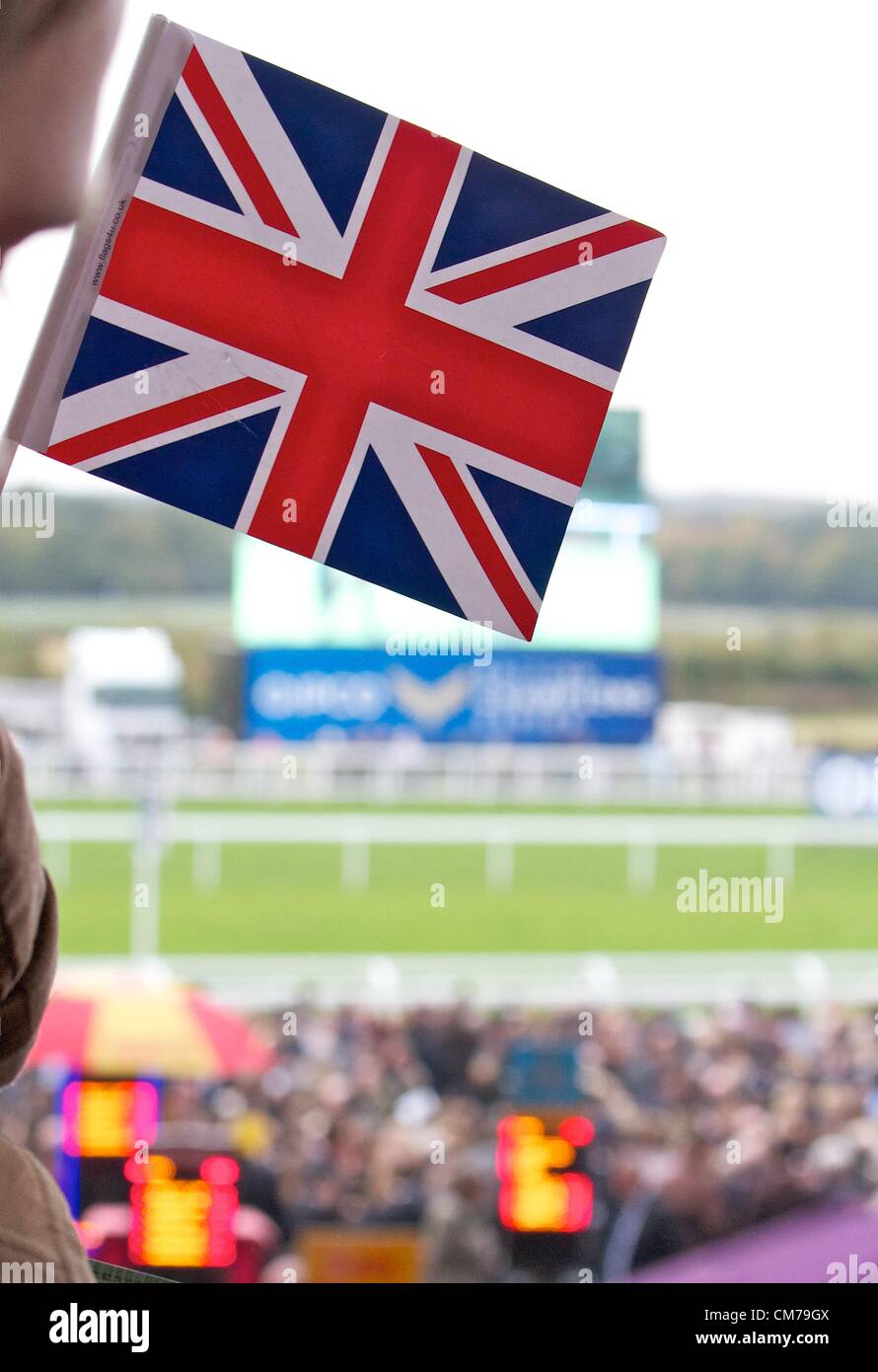 Ascot, Regno Unito. 20 ottobre, 2012. Una ventola racing onde i Unione Jack su British Champions giorno a Ascot Foto Stock