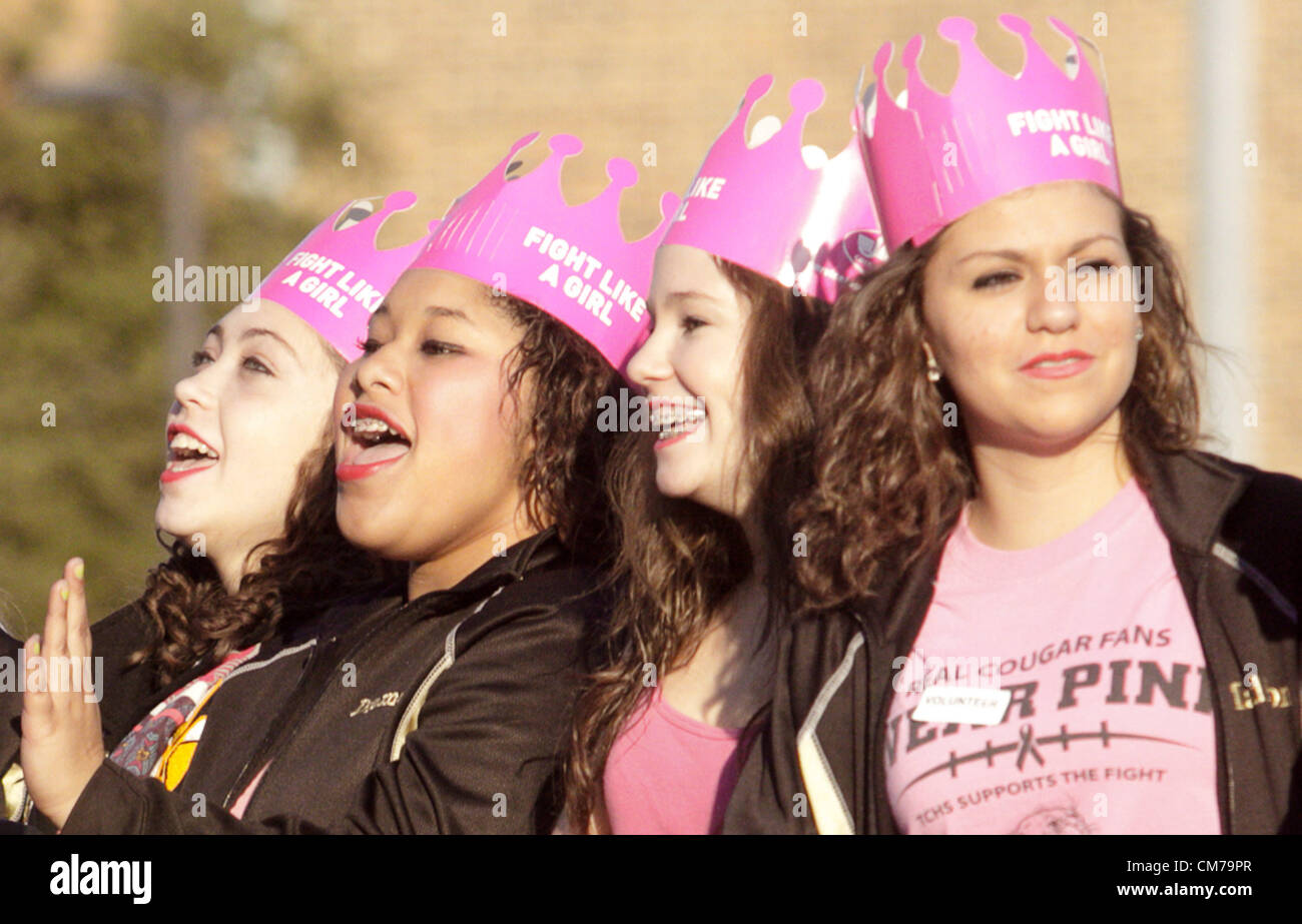 20 ott. 2012 - Dallas, Texas, Stati Uniti - I membri della colonia di alta scuola drill team, il Top Cats, fare il tifo per i corridori durante la Susan G. Komen Race per la cura. Il fondo di Komen- sollevamento organizzazione fondata localmente 30 anni fa ha contribuito più di 2 miliardi di dollari per la ricerca sul cancro e si basa ancora a Dallas. (Credito Immagine: © Robert Hughes/ZUMAPRESS.com) Foto Stock