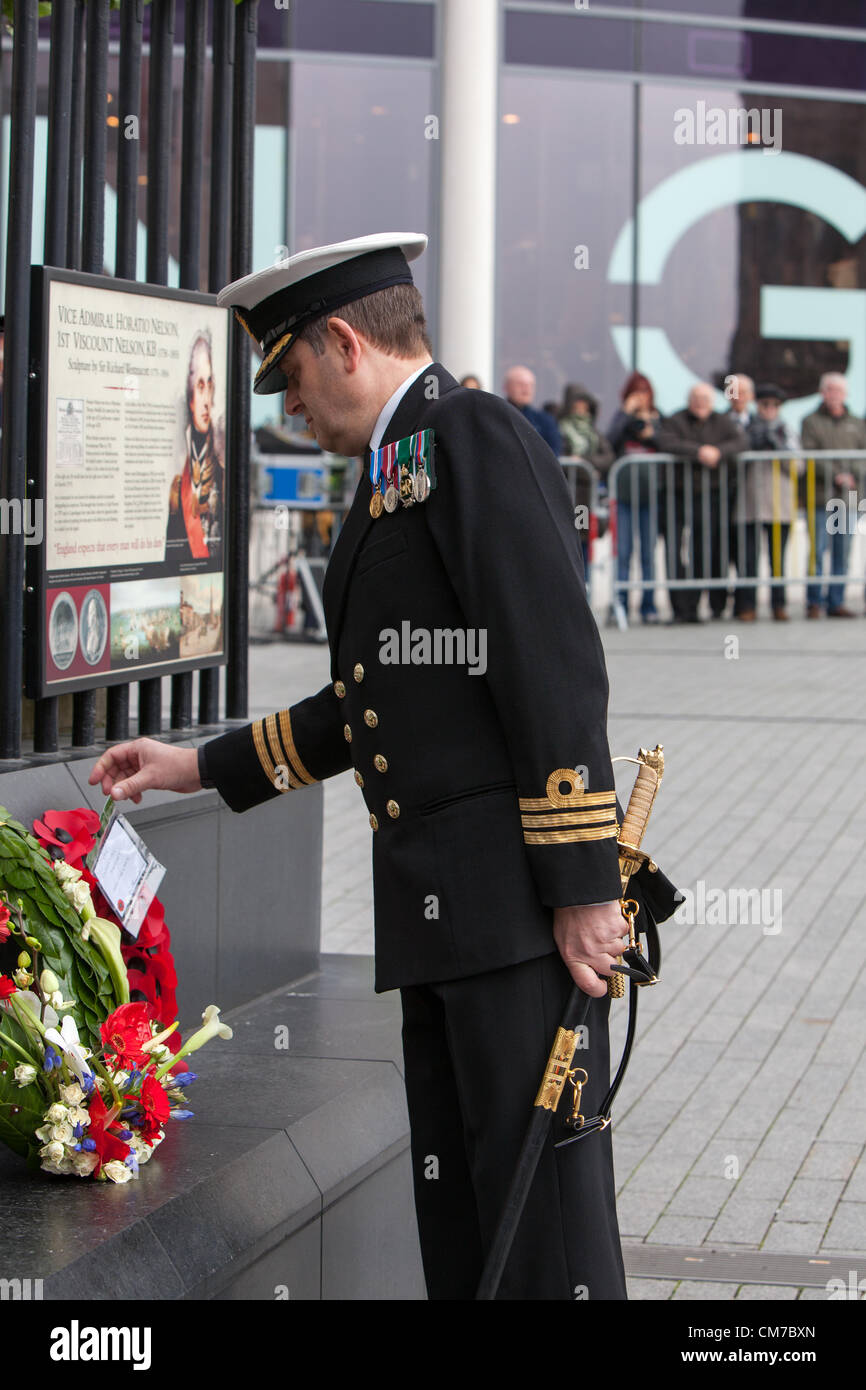 Birmingham, Regno Unito. Il 21 ottobre 2012. Comandante Robert nobile RN, CO di HMS in avanti. Stabilisce una ghirlanda di Birmingham. Foto Stock