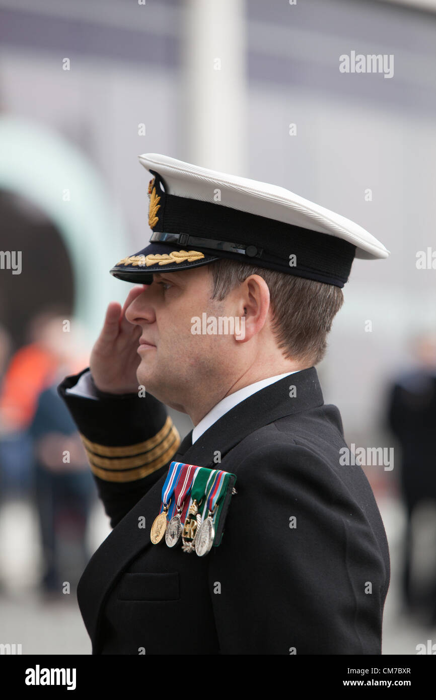 Birmingham, Regno Unito. Il 21 ottobre 2012. Comandante Robert nobile RN, CO di HMS in avanti. Saluta dopo la posa il suo omaggio floreale. Foto Stock