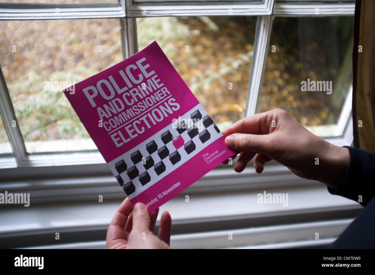 Regno Unito. Il 22 ottobre 2012. Il commissario di polizia volantini devono essere inviati a ogni casa in Inghilterra e Galles (ad esclusione di Londra). La Commissione Elettorale volantini spiegare circa il processo di voto utilizzato dagli elettori per selezionare un commissario di polizia per le loro autorità di polizia. I commissari di polizia andrà a sostituire le autorità di polizia in 41 zone, la votazione avrà luogo il 15 novembre 2012. Foto Stock
