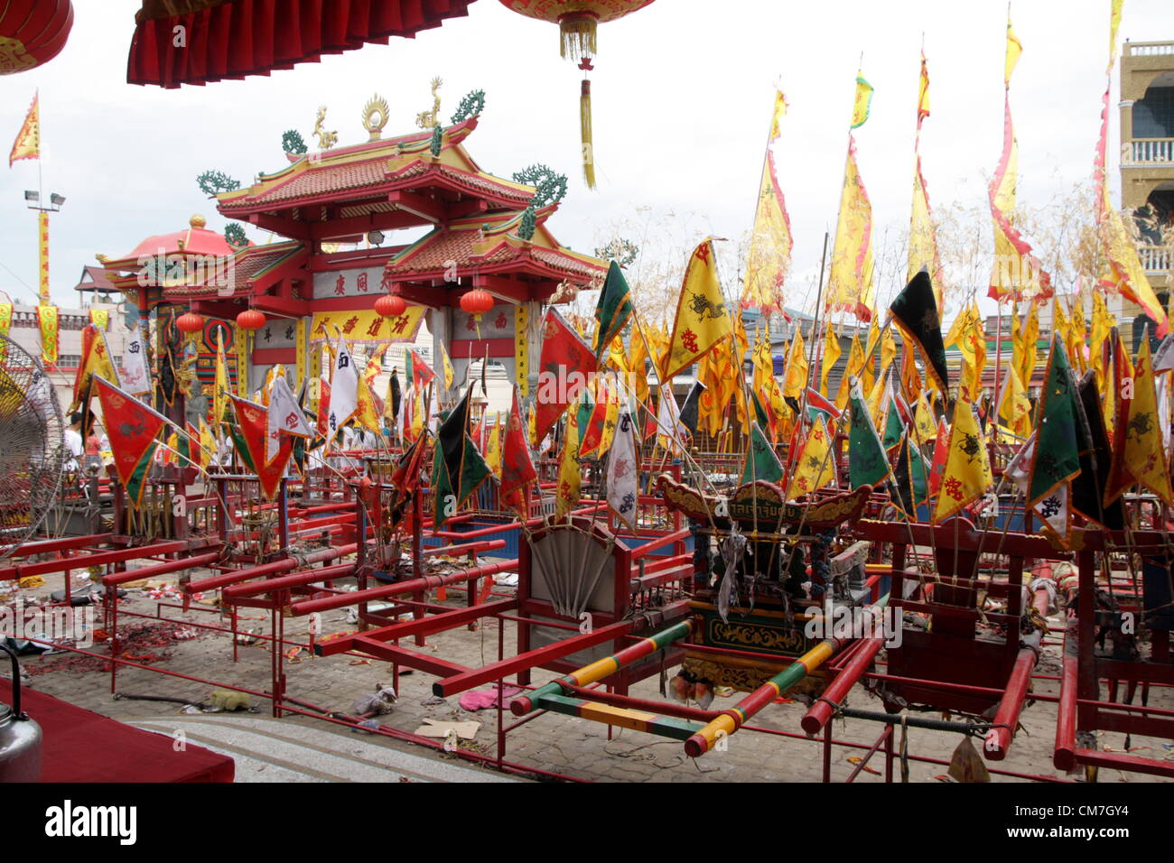21,10,2012. Phuket , della Thailandia . I cinesi Jui Tui santuario , il Phuket Vegetarian Festival inizia la prima sera del nono mese lunare e dura nove giorni, religiosi devoti slash stessi con le spade, Pierce loro guance con oggetti appuntiti e commettere altri atti dolorosi per purificarsi Foto Stock
