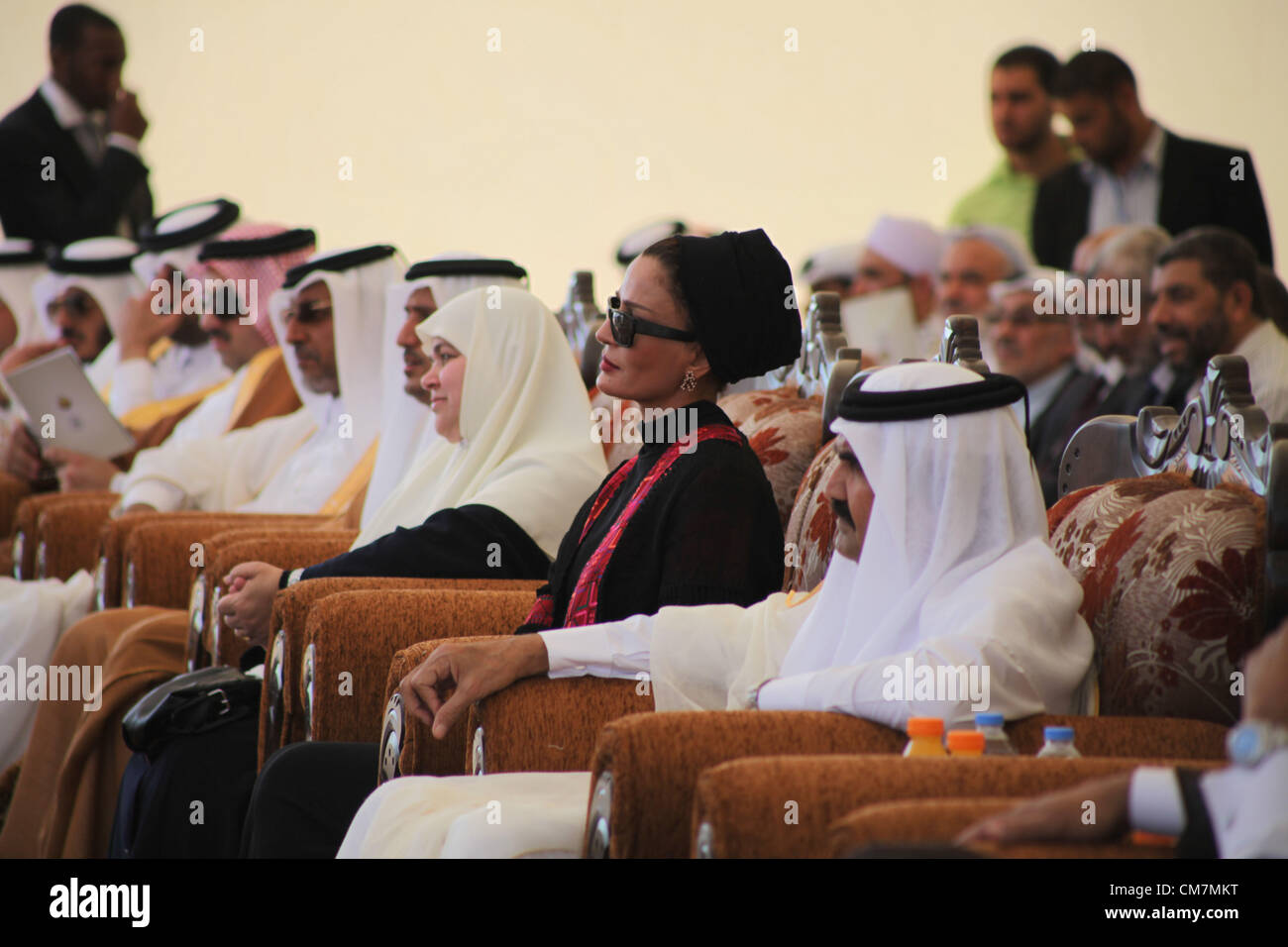 Ottobre 23, 2012 - Khan Yunis, Striscia di Gaza, Territori palestinesi - l'Emiro del Qatar Sheikh Hamad bin Khalifa al Thani e sua moglie Sheikha Mozah bint Nasser al-Missned frequentare la pietra angolare la cerimonia di posa per Hamad, un nuovo quartiere residenziale di Khan Younis nel sud della striscia di Gaza il 23 ottobre 2012. L'Emiro del Qatar è entrato nella Striscia di Gaza di martedì per una visita che ha rotto l'isolamento di essa i righelli islamista Hamas, ma deluso Israele e mainstream leader palestinese in Cisgiordania (credito Immagine: © Ashraf Amra/immagini APA/ZUMAPRESS.com) Foto Stock