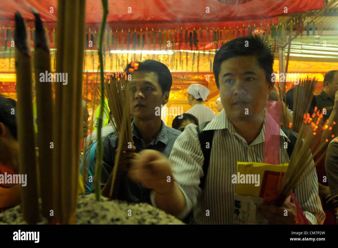 Etnico malese per masterizzare un bastoncino nell ultimo giorno del nove imperatore dèi festival a Kuala Lumpur, Malesia, fine 23 ottobre 2012. Foto Stock