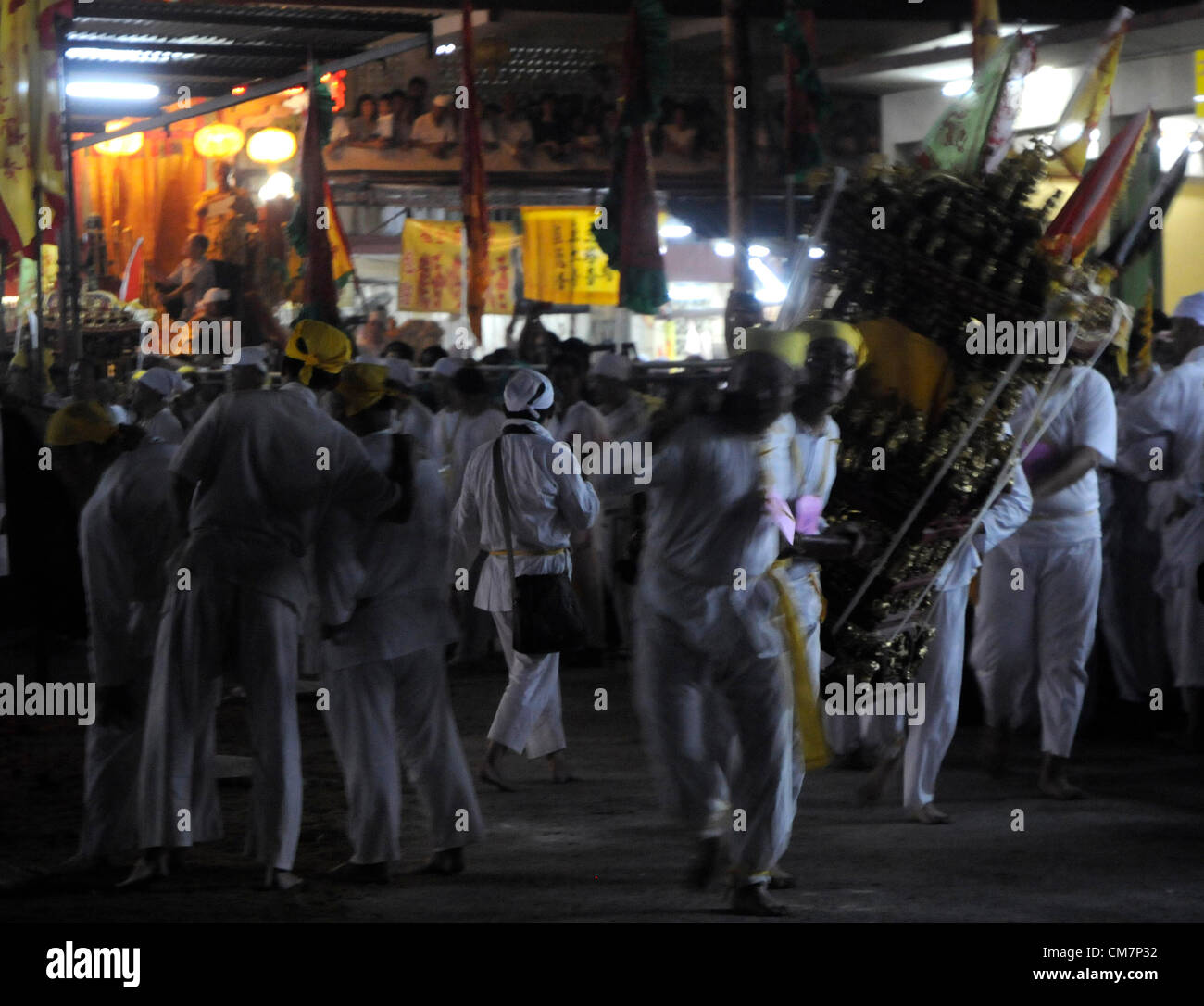 Etnico malese per masterizzare un bastoncino nell ultimo giorno del nove imperatore dèi festival a Kuala Lumpur, Malesia, fine 23 ottobre 2012. Foto Stock