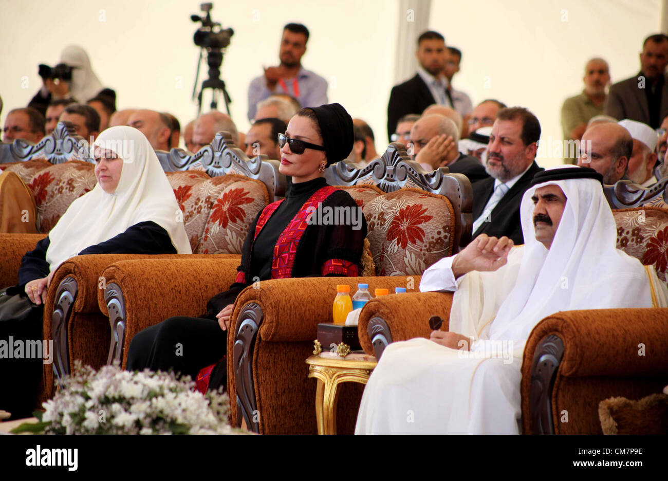 Ottobre 23, 2012 - Khan Yunis, Striscia di Gaza, Territori palestinesi - l'Emiro del Qatar Sheikh Hamad bin Khalifa al Thani e sua moglie Sheikha Mozah bint Nasser al-Missned frequentare la pietra angolare la cerimonia di posa per Hamad, un nuovo quartiere residenziale di Khan Younis nel sud della striscia di Gaza il 23 ottobre 2012. L'Emiro del Qatar è entrato nella Striscia di Gaza di martedì per una visita che ha rotto l'isolamento di essa i righelli islamista Hamas, ma deluso Israele e mainstream leader palestinese in Cisgiordania (credito Immagine: © Ashraf Amra/immagini APA/ZUMAPRESS.com) Foto Stock