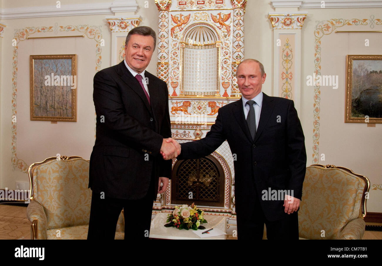 Ottobre 22, 2012 - Russia - Ottobre 22,2012. Novo-Ogarevo,Regione di Mosca di Russia. Nella foto: la Russia è il Presidente Vladimir Putin (r) si compiace dell'Ucraina il presidente Viktor Yanukovych (l)in Novo-Ogarevo residenza del presidente russo per discutere di questioni importanti delle relazioni interstatali. (Credito Immagine: © PhotoXpress/ZUMAPRESS.com) Foto Stock