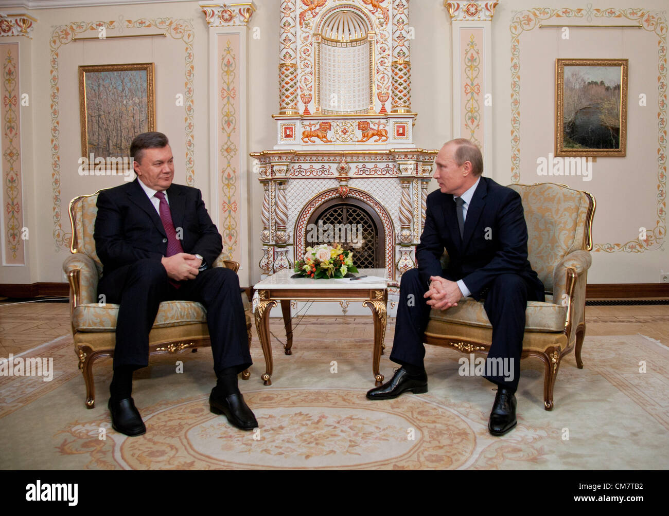 Ottobre 22, 2012 - Russia - Ottobre 22,2012. Novo-Ogarevo,Regione di Mosca di Russia. Nella foto: la Russia è il Presidente Vladimir Putin (r) si compiace dell'Ucraina il presidente Viktor Yanukovych (l)in Novo-Ogarevo residenza del presidente russo per discutere di questioni importanti delle relazioni interstatali. (Credito Immagine: © PhotoXpress/ZUMAPRESS.com) Foto Stock