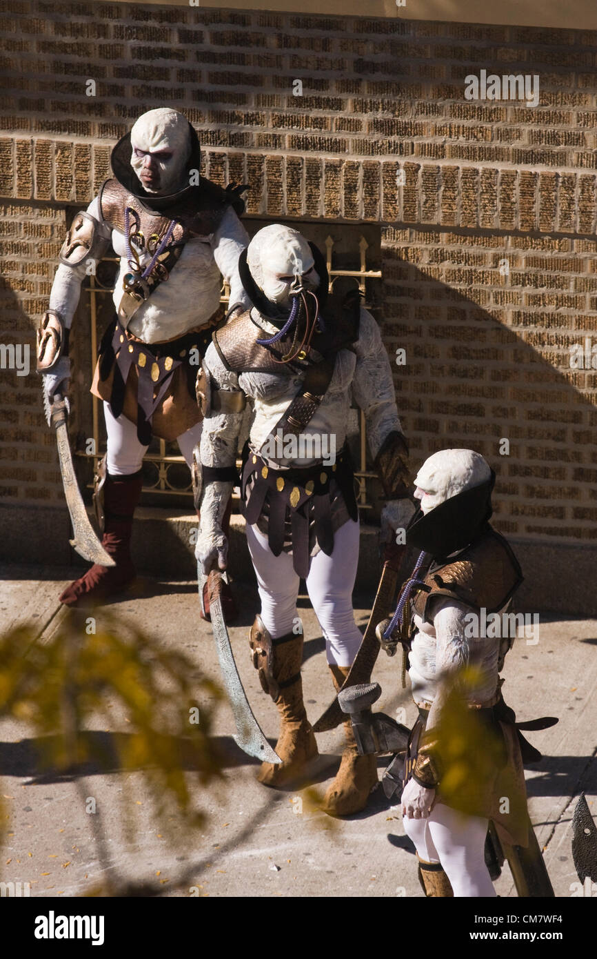 New York, Stati Uniti d'America. Il 22 ottobre 2012. O pellicole positive. Tre attori vestiti in costumi alieni in piedi sul marciapiede riprese "sull' ubicazione su Wadsworth Avenue nel quartiere Inwood di Manhattan, New York City. Foto Stock