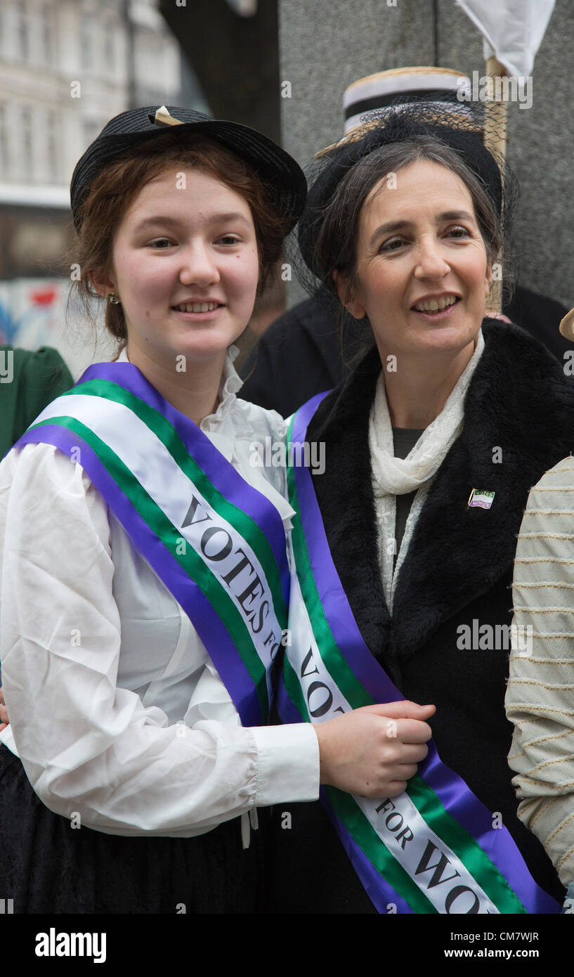 Londra, Inghilterra, Regno Unito. Mercoledì, 24 ottobre 2012. Il leader delle Suffragette Sylvia Pankhurst's nipote, Dr Helen Pankhurst, destra e sua figlia Laura, 17. La "Olympic Suffragettes' che ha suonato in occasione della cerimonia di apertura delle olimpiadi riuniti in piazza del Parlamento per accompagnare le donne a loro lobby MPs per i diritti della donna, al Parlamento. La lobby è stata organizzata da UK Feminista. Credito Foto: Nick Savage/Alamy Live News Foto Stock