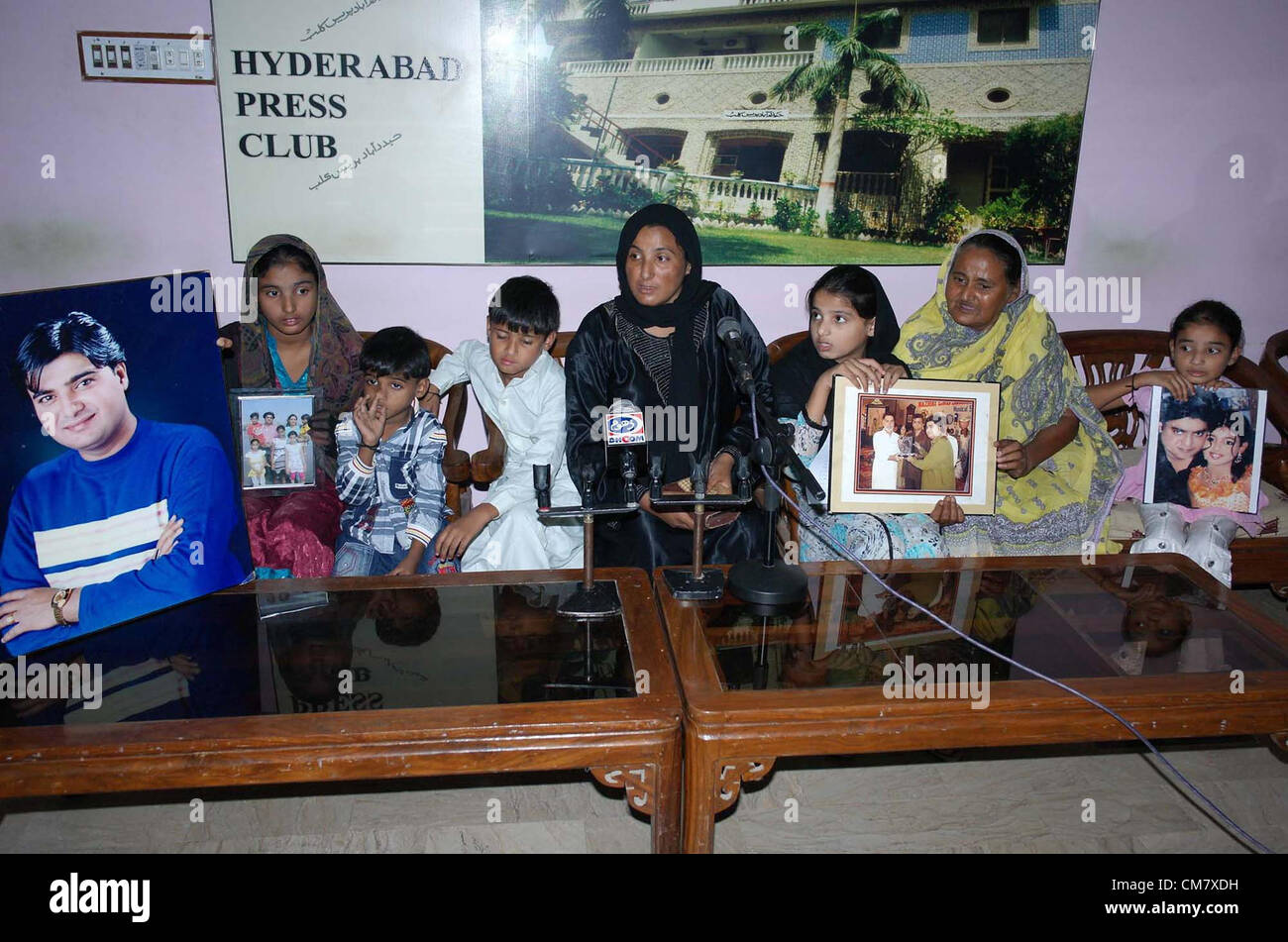 I membri della famiglia del famoso cantante Manzoor Master indirizzi alla persona media per quanto riguarda l'arresto dei suoi assassini durante la conferenza stampa a Hyderabad press club il Mercoledì, 24 ottobre 2012. Foto Stock