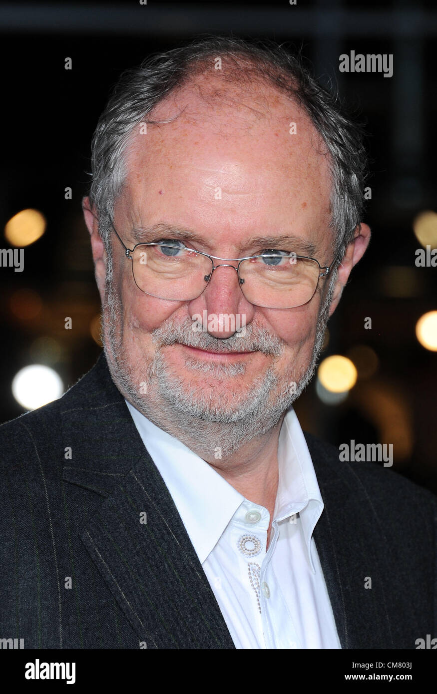 Los Angeles, Stati Uniti d'America. Il 24 ottobre 2012. Jim Broadbent arrivando alla premiere del film di 'Cloud Atlas' a Los Angeles il 24 ottobre 2012 Foto Stock