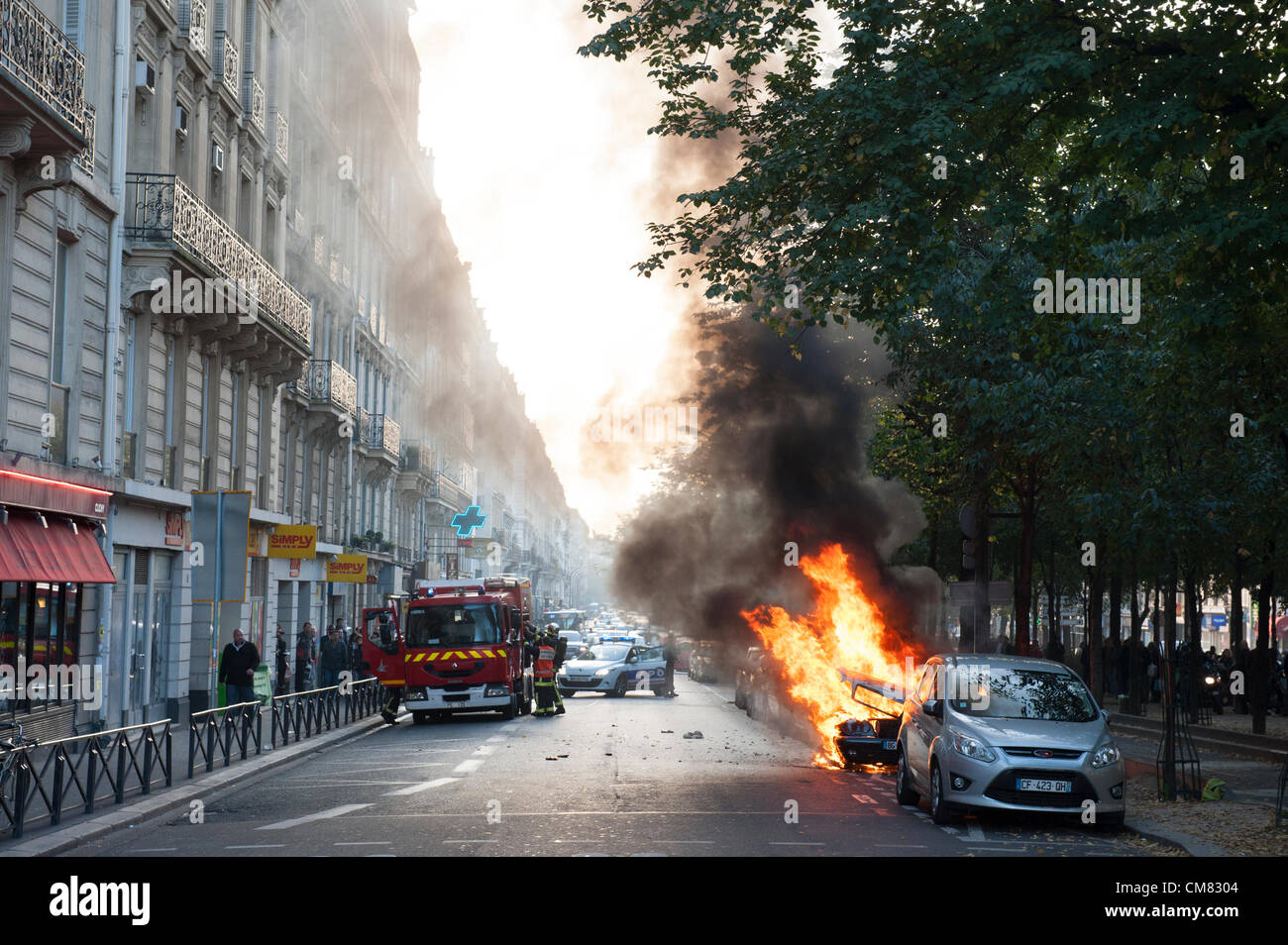 Parigi, Francia, 25 ottobre 2012. Inizio serata macchina fuoco vicino al Place de Clichy, Paris, Francia. Foto Stock
