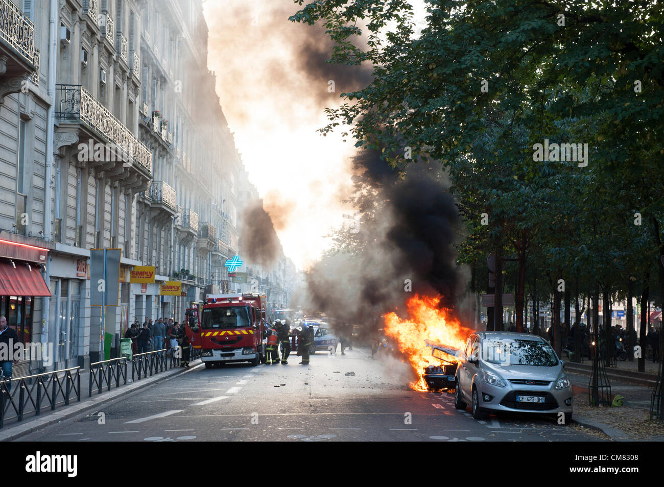 Parigi, Francia, 25 ottobre 2012. Inizio serata macchina fuoco vicino al Place de Clichy, Paris, Francia. Foto Stock