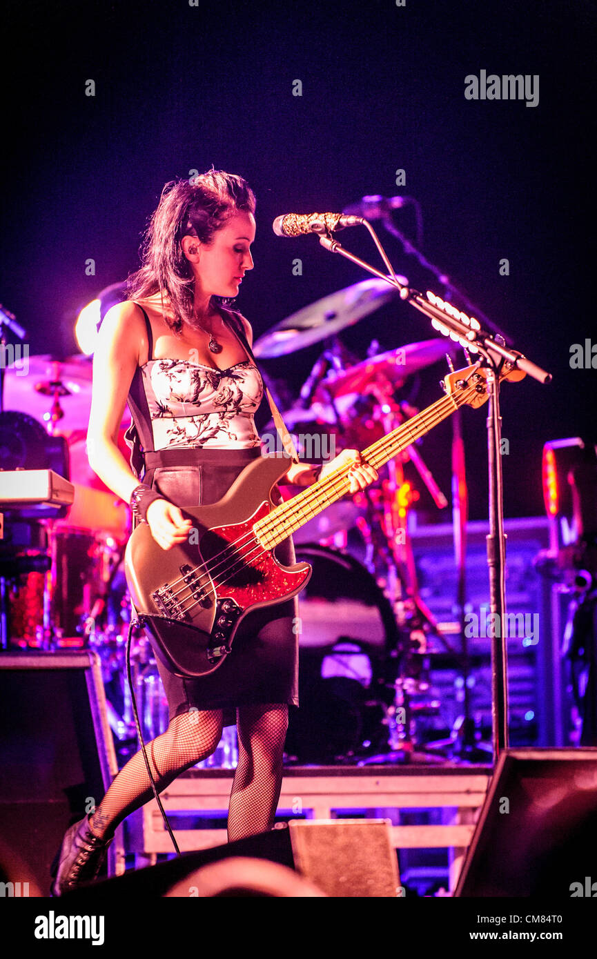 25 ottobre 2012 - Toronto, Ontario, Canada - il bassista di American band alternative rock Smashing Pumpkins NICOLE FIORENTINO esegue presso Air Canada Centre di Toronto (credito Immagine: © Igor Vidyashev/ZUMAPRESS.com) Foto Stock