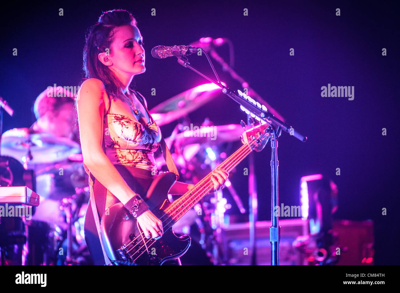 25 ottobre 2012 - Toronto, Ontario, Canada - il bassista di American band alternative rock Smashing Pumpkins NICOLE FIORENTINO esegue presso Air Canada Centre di Toronto (credito Immagine: © Igor Vidyashev/ZUMAPRESS.com) Foto Stock