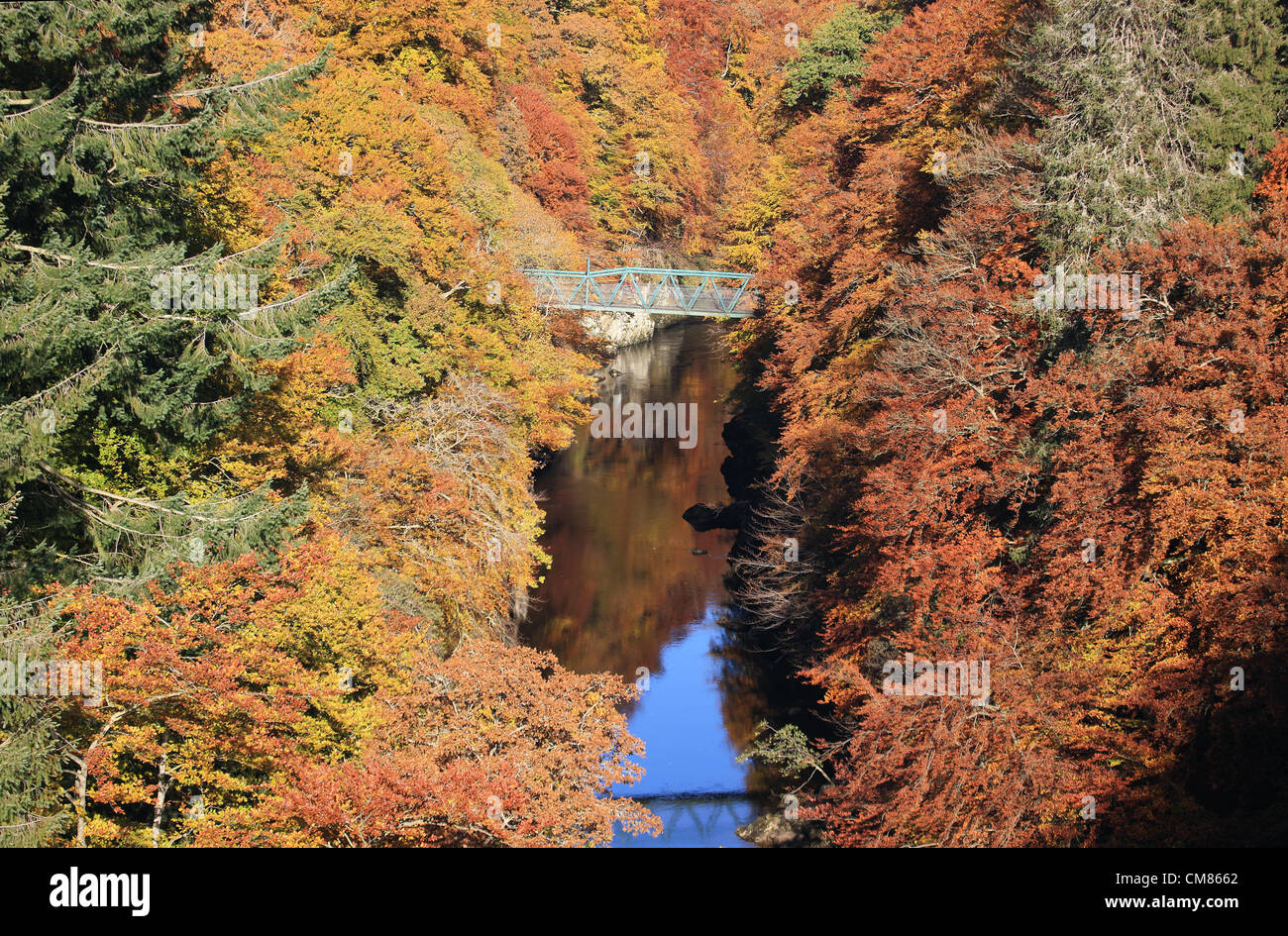 Perthshire, Scotland, Regno Unito. Il 24 ottobre 2012. Alberi in autunno colori oltre il Fiume Garry e preso da Garry ponte di Killiecrankie in Perthshire Scozia. Preso il 24 ottobre 2012. Foto Stock