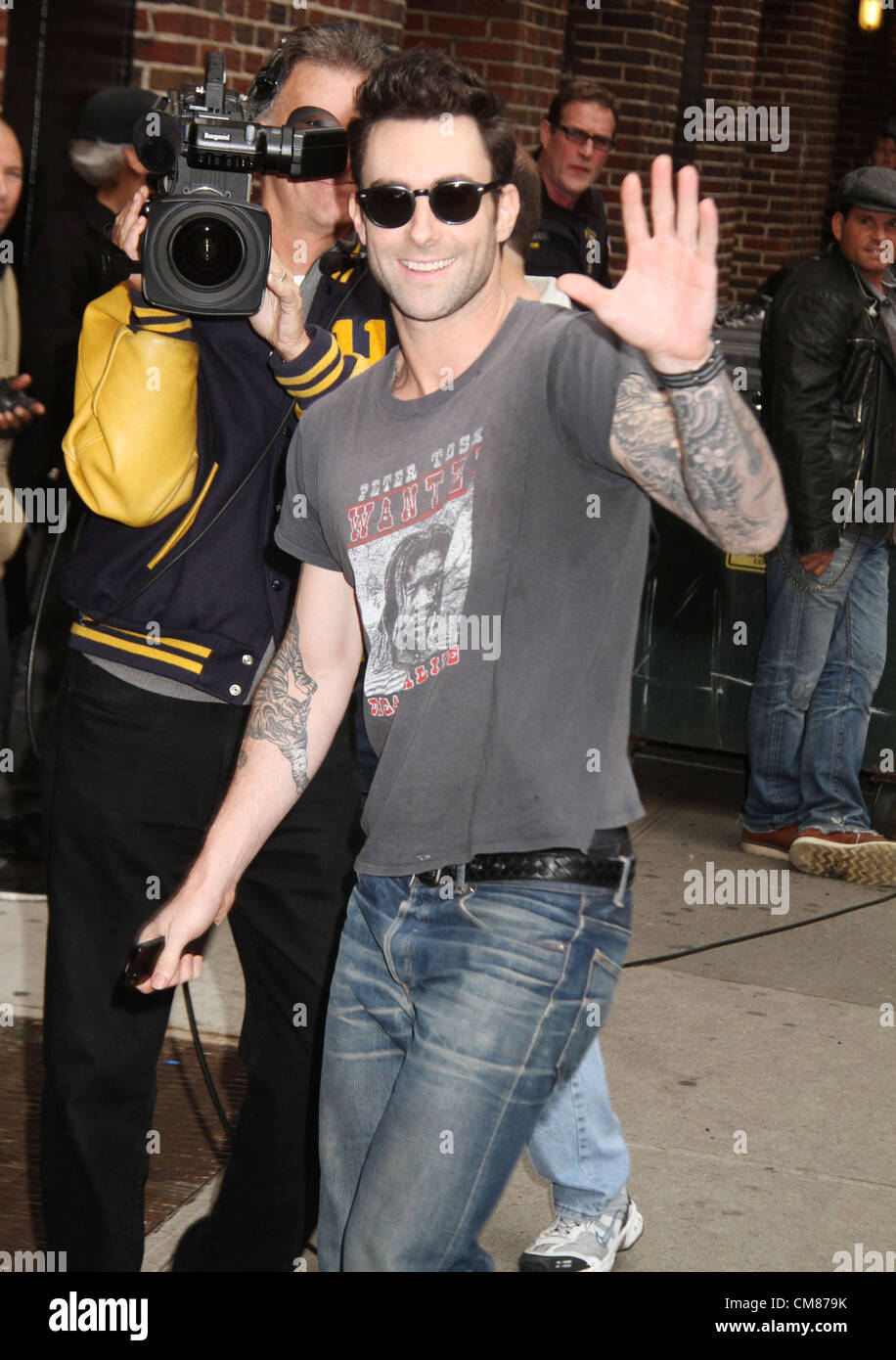 25 ottobre 2012 - New York New York, Stati Uniti - Cantante Adam Levine al suo aspetto su 'Late Show con David Letterman" tenutasi presso la Ed Sullivan Theater. (Credito Immagine: © Nancy Kaszerman/ZUMAPRESS.com) Foto Stock