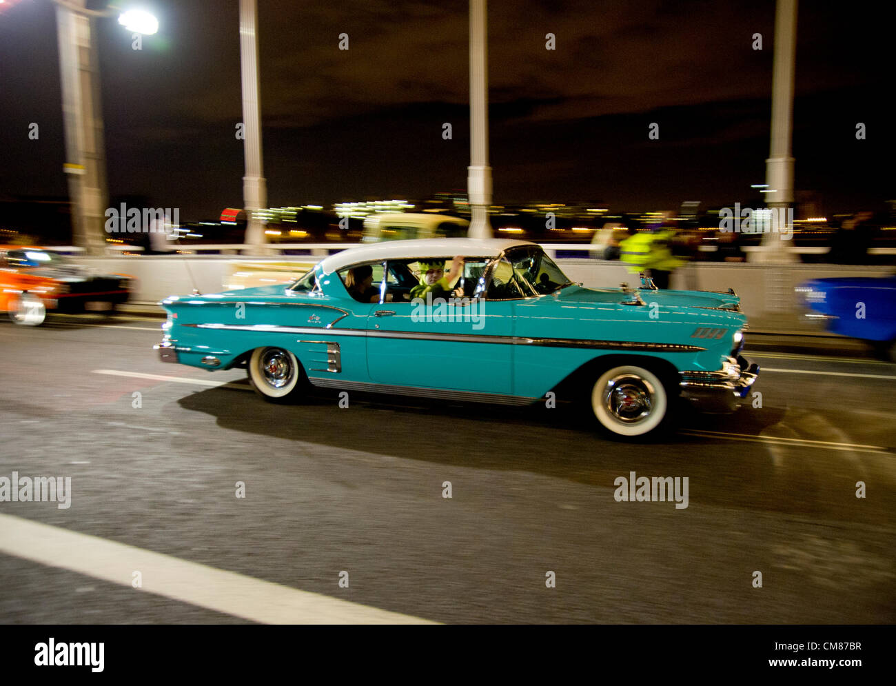 Halloween Chelsea Cruise - vetture americane, caldo e barre di demoni soddisfare su Chelsea Bridge di Halloween per la crociera. Classic American car crociere da. Dal 2011 crociera Foto Stock