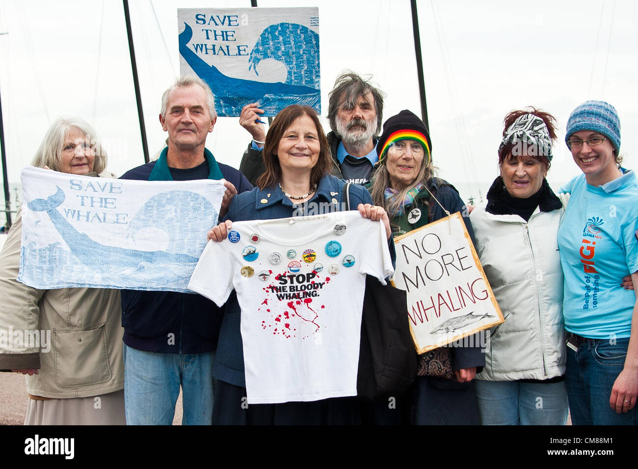 Tornando al Brighton dopo 30 anni - sei dell'originale salvare la balena attivisti con giovani sostenitore. Gli attivisti ambientalisti, subacquei, tour operator plus Whale and Dolphin esperti provenienti da tutto il globo e Caroline Lucas MP raccogliere dal Molo Ovest e al di fuori della struttura Hilton Brighton Metropole di ascoltare la prima dichiarazione pubblica a nome di salvare le balene:ricaricato a conclusione di questa settimana di conferenza in Brighton. Il 26 ottobre 2012 photo©Julia Claxton Foto Stock