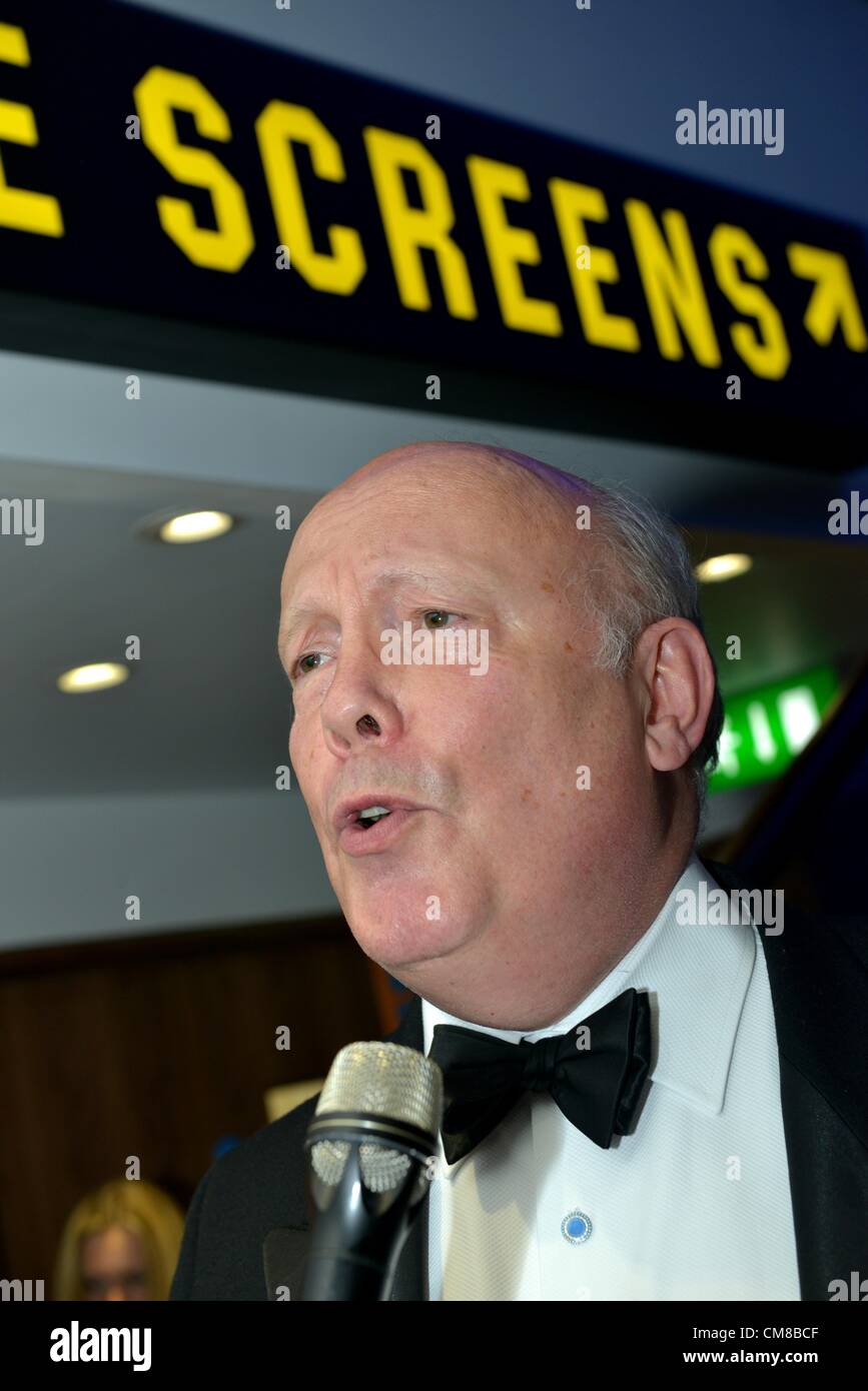 Julian Fellowes all'apertura di un nuovo cinema Odeon in Dorchester Dorset, Regno Unito. Egli è stato ospite di onore per una mostra del primo film vi il nuovo film di James Bond film Skyfall. 26 ottobre, 2012 Foto Stock