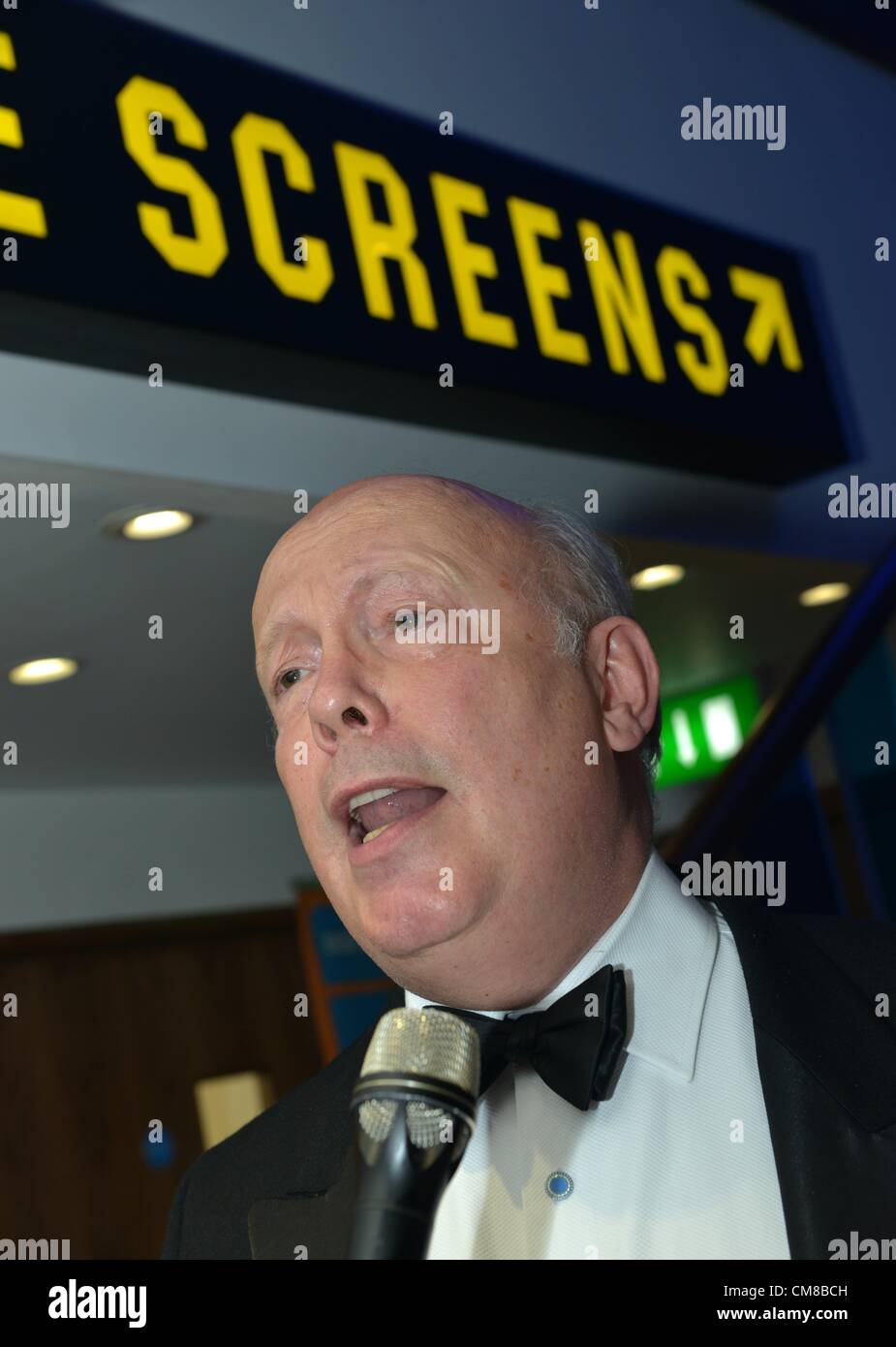 Julian Fellowes all'apertura di un nuovo cinema Odeon in Dorchester Dorset, Regno Unito. Egli è stato ospite di onore per una mostra del primo film vi il nuovo film di James Bond film Skyfall. 26 ottobre, 2012 Foto Stock