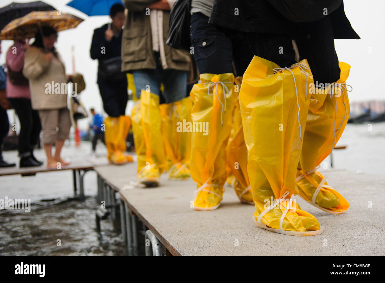 Un gruppo di turisti giallo da indossare stivali in plastica presso Piazza  San Marco durante l'alta marea " acqua alta' a Venezia, Italia Foto stock -  Alamy