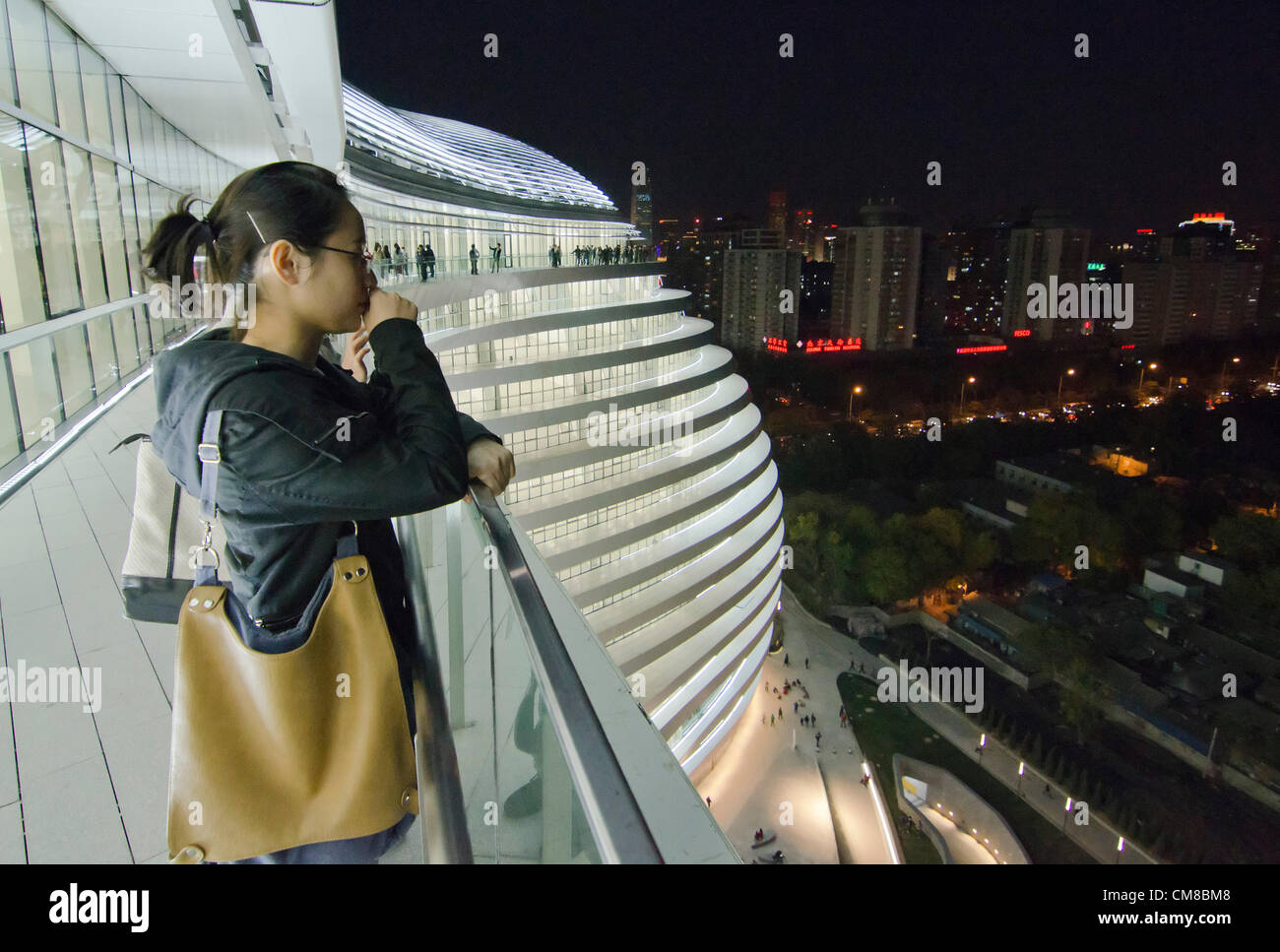 27 OTTOBRE 2012. L'edificio della Galassia Soho nel quartiere di Chaoyang nel centro di Pechino, progettato dall'architetto Zaha Hadid è l'ultimo sviluppo di proprietà dello sviluppatore SOHO gestito da Zhang Xin e suo marito. Ora completato e aperto al pubblico durante una grande cerimonia di apertura. Das von der Architektin Zaha Hadid entworfene Soho Galaxy-Gebäude im Chaoyang-Bezirk im Zentrum Pekings. El edificio de la Galaxia Soho en el distrito de Chaoyang en el centro de Beijing, diseñado por la arquitecta Zaha Hadid es el último desarrollo de la propiedad del Promotor inmobiliario SOHO. © Olli Geibel Foto Stock