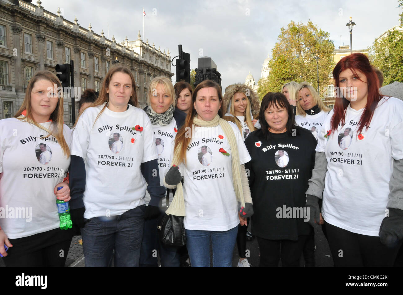 Whitehall, Londra, Regno Unito. Il 27 ottobre 2012. Un gruppo di donna indossare magliette durante la protesta UFFC. Una protesta da parte del UFFC [Regno gli amici e la famiglia coalizione] al di fuori di Downing Street, il gruppo sta protestando per le persone che sono morte in custodia della polizia penitenziaria, o sono stati trattenuti sotto il Mental Health Act. Foto Stock