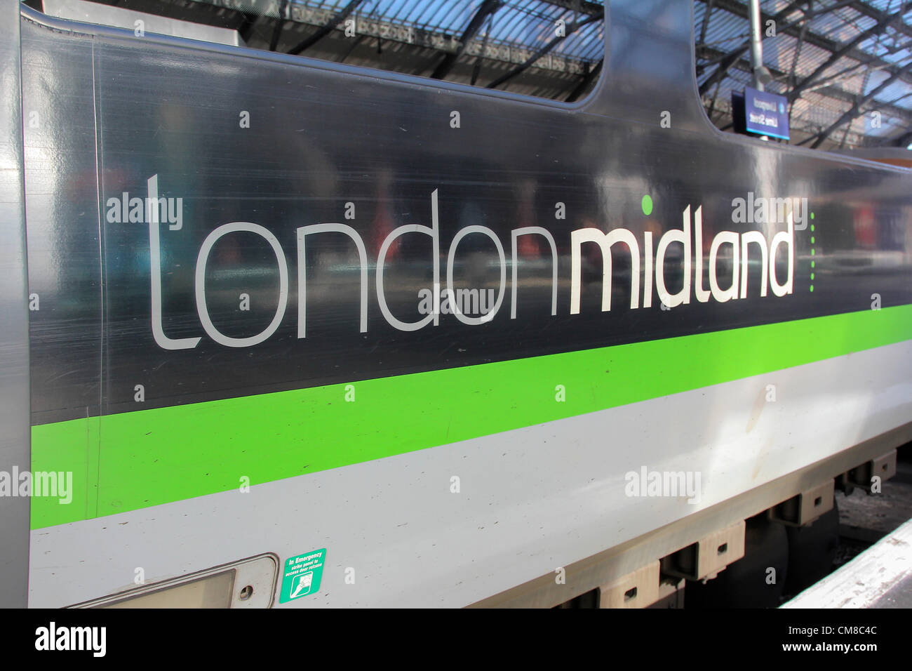 London Midland, un treno società operativa nel Regno Unito che opera servizi ferroviari nel West Midlands. Foto Stock