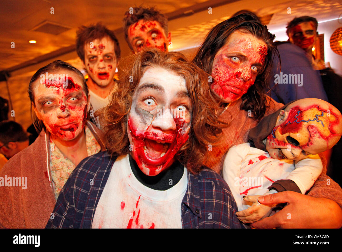 Londra, Regno Unito. Il 27 ottobre 2012. Persone vestite come zombie celebrare Halloween in costume su un pub crawl a Londra Halloween Zombie a piedi 2012. Foto Stock