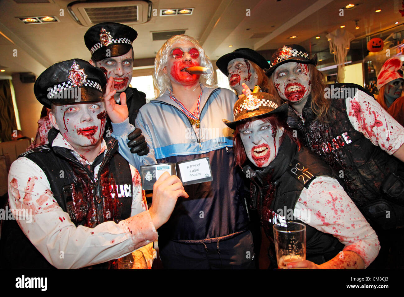 Londra, Regno Unito. Il 27 ottobre 2012. Le persone vestite in poliziotti zombi con un undead Jimmy Savile celebrare Halloween in costume su un pub crawl a Londra Halloween Zombie a piedi 2012 Foto Stock