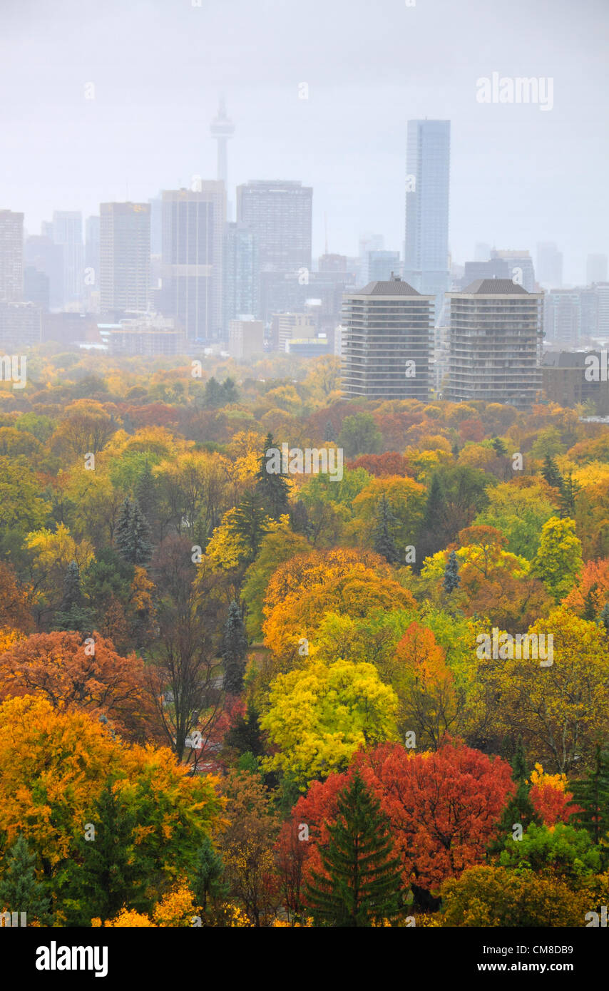 Toronto in autunno pioggia sotto l'influenza dell'uragano che si stava avvicinando Sandy il 27 ottobre 2012. Uragano Sandy è detto di avere il potenziale per diventare un Frankenstorm Superstome o quando si è fusa con un forte fronte freddo nei prossimi giorni. Il primo piano è di Mount Pleasant Cemetery in midtown. Foto Stock