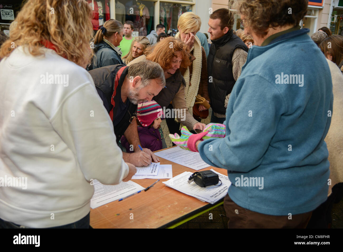 Città leader hanno sollecitato la comunità Liskeard a venire insieme come si prepara ad accogliere il guru del retail Maria Portas torna per la grande pulizia di questo fine settimana. Centinaia di raccogliere per aiutare con la grande pulizia in Fore Street Liskeard. Sabato 27 10 2012 Foto di Sean Hernon. Foto Stock