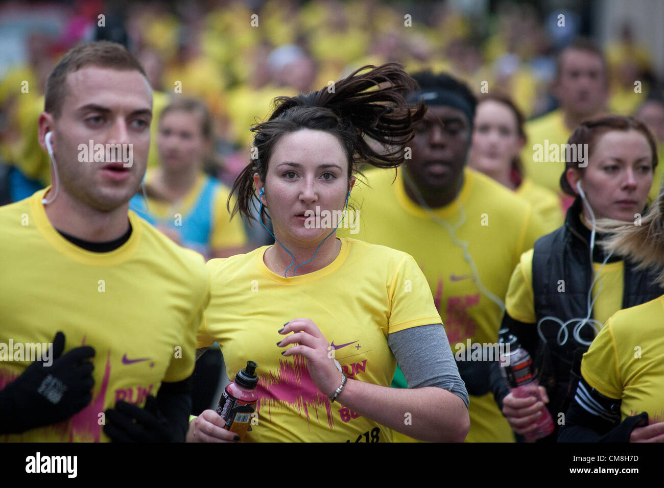 Londra, UK, domenica 28 ottobre 2012. I corridori prendere parte nella corsa al ritmo mezza maratona su Park Row, Greenwich in aiuto di carità. L'evento, coinvolgendo 18.500 partecipanti avviene su un percorso attorno a Docklands, iniziando e terminando con la O2 Arena. Foto Stock