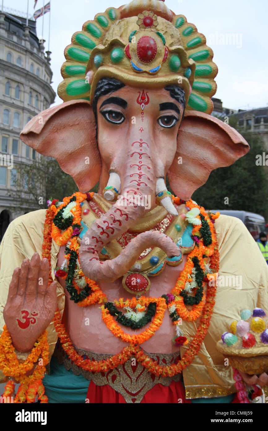 Londra. 28 ottobre 2012, Trafalgar Square. La statua dell'Elefante indù Dio - Ganesh in Trafalgar Square a Londra. 'Diwali sulla piazza 2012' Foto Stock