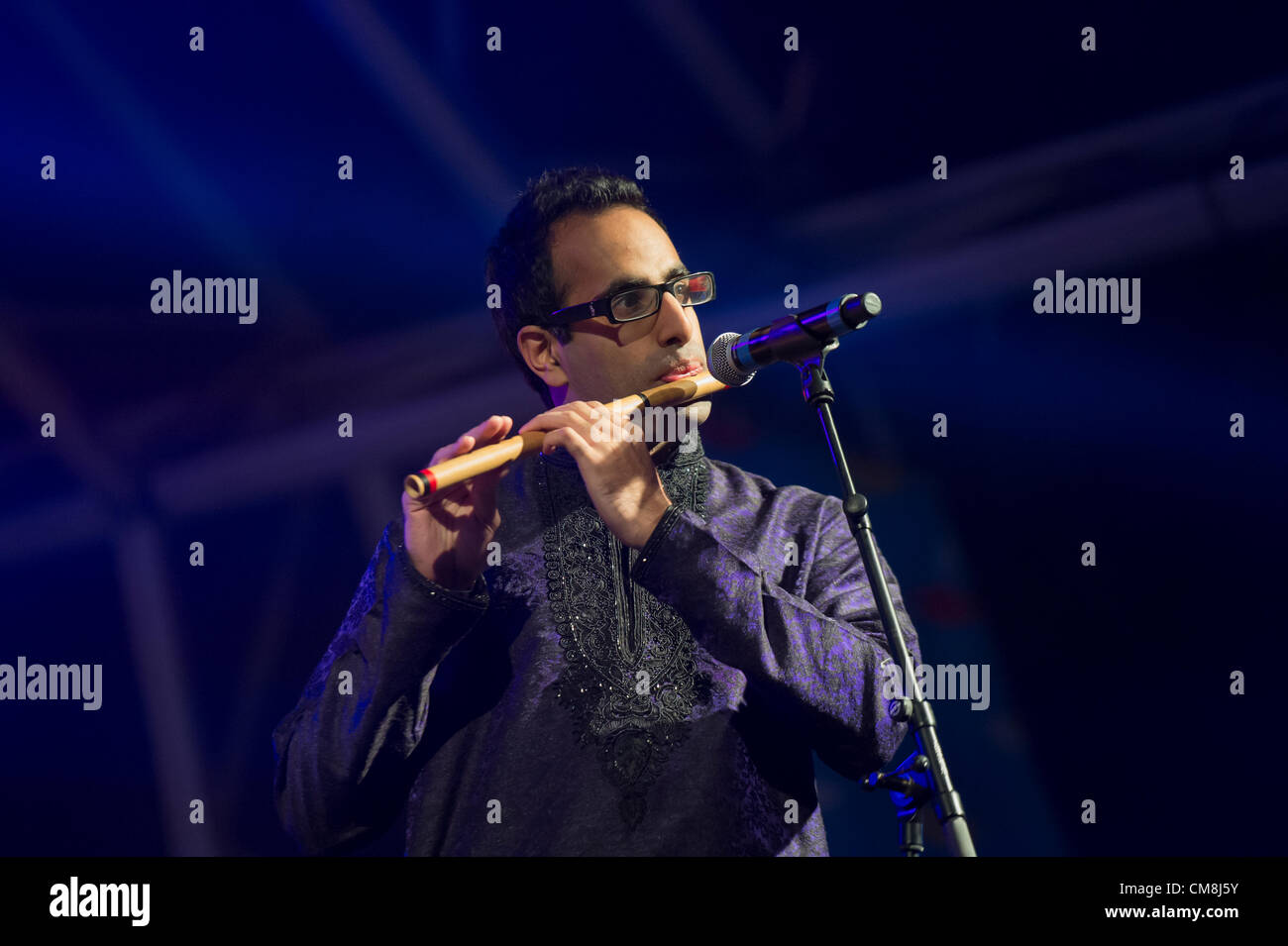 28 ottobre 2012, Londra, Regno Unito. Ogni anno il Festival Hindhu di luci o di Diwali è celebrata in Trafalgar Square in una joint venture tra il sindaco di Londra e il Diwali a Londra. Questo anno si è aperto con Garba tradizionali balli in piazza per dare inizio alla festa, prima dell'apertura ufficiale dal vice sindaco di Londra. Un certo numero di atti seguita da scuole locali internazionali di musica asiatica stelle. Foto Stock