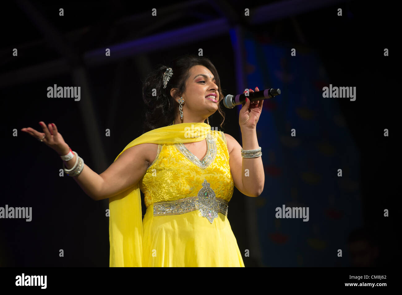 28 ottobre 2012, Londra, Regno Unito. Ogni anno il Festival Hindhu di luci o di Diwali è celebrata in Trafalgar Square in una joint venture tra il sindaco di Londra e il Diwali a Londra. Questo anno si è aperto con Garba tradizionali balli in piazza per dare inizio alla festa, prima dell'apertura ufficiale dal vice sindaco di Londra. Un certo numero di atti seguita da scuole locali internazionali di musica asiatica stelle. Qui viene mostrato il cantante Sonia Panesar Foto Stock