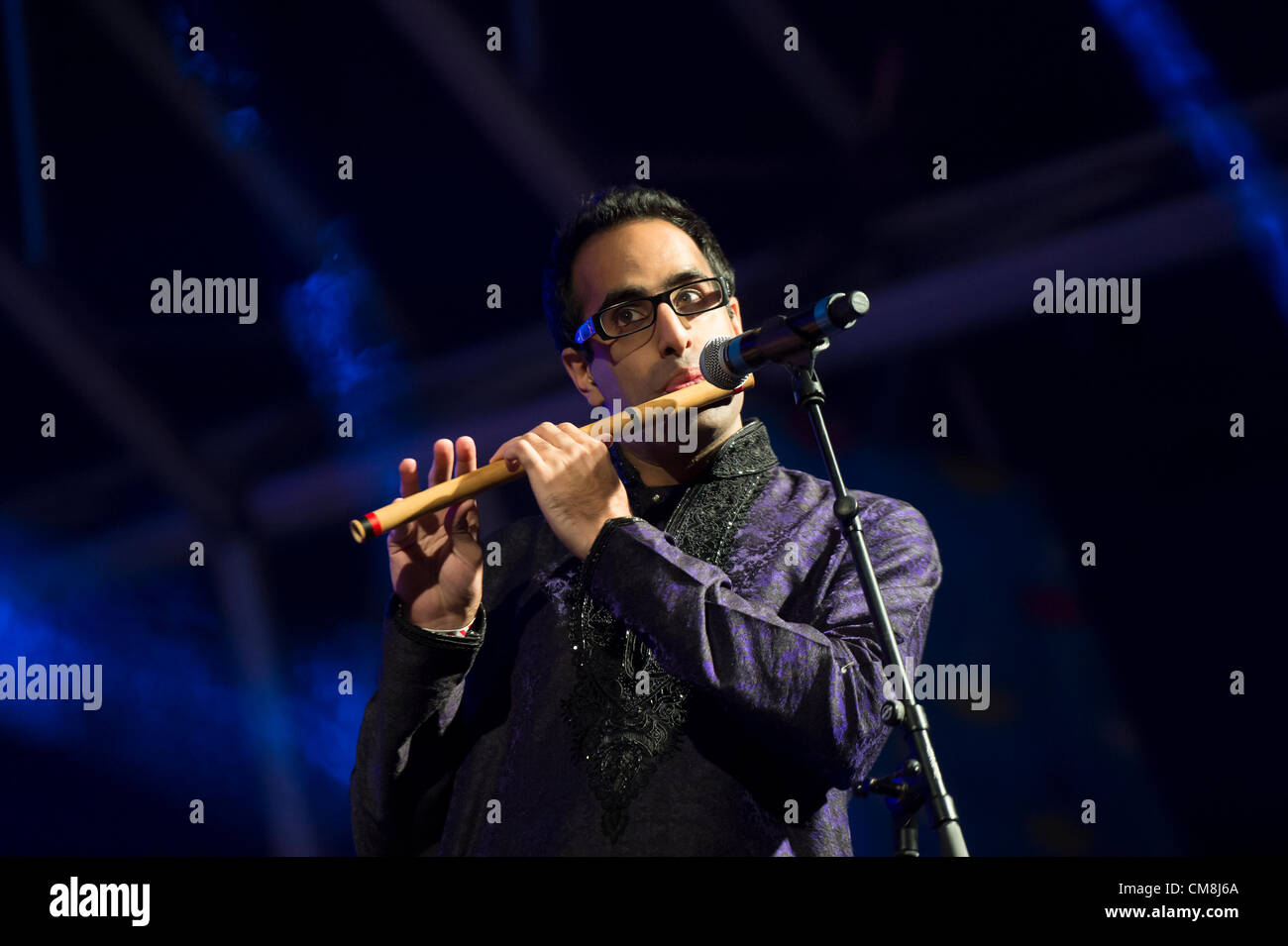 28 ottobre 2012, Londra, Regno Unito. Ogni anno il Festival Hindhu di luci o di Diwali è celebrata in Trafalgar Square in una joint venture tra il sindaco di Londra e il Diwali a Londra. Questo anno si è aperto con Garba tradizionali balli in piazza per dare inizio alla festa, prima dell'apertura ufficiale dal vice sindaco di Londra. Un certo numero di atti seguita da scuole locali internazionali di musica asiatica stelle. Musicista suonare il flauto di legno. Foto Stock