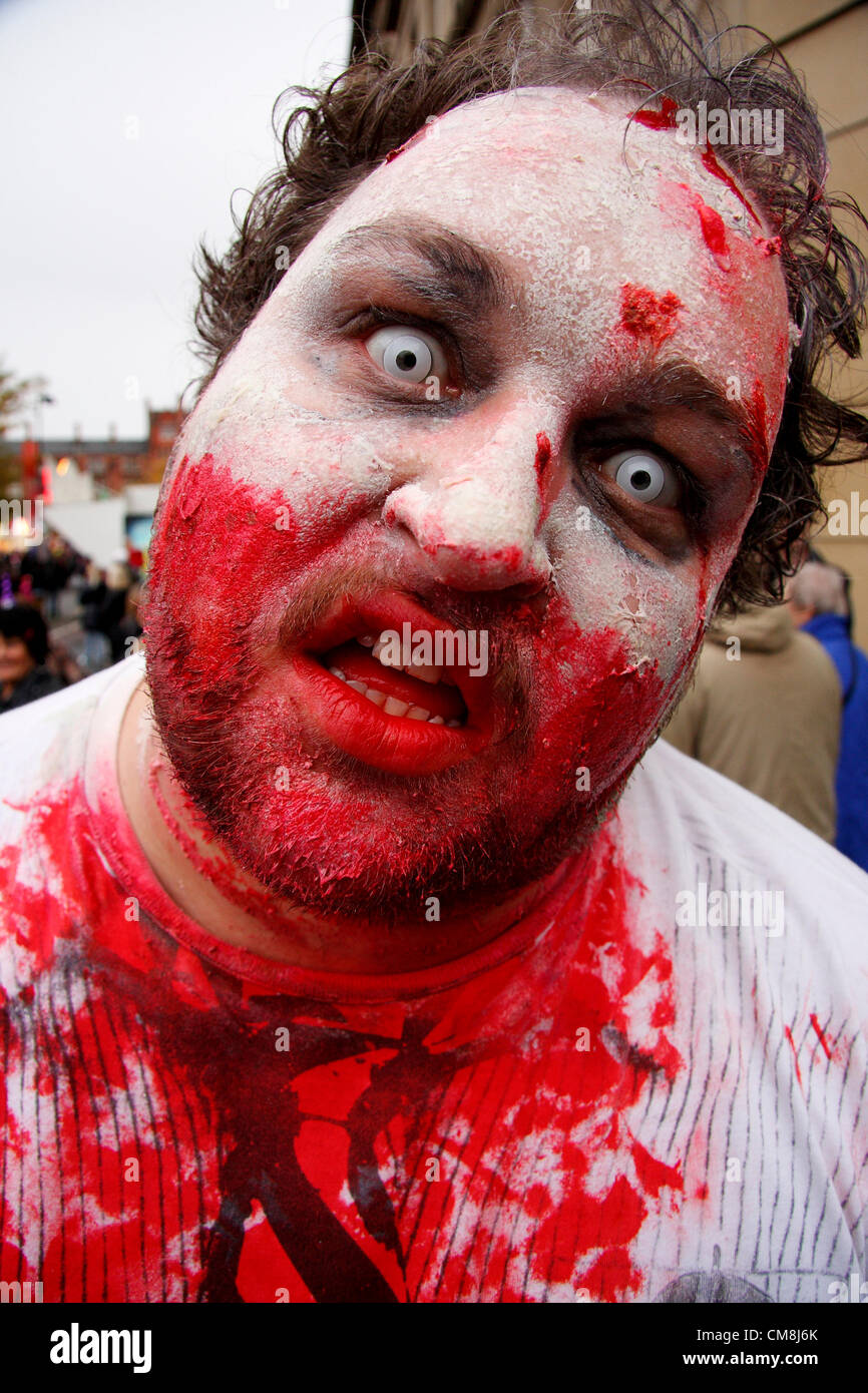 Uomo vestito/sfilando come zombie a Sheffield spavento notte; Gran Bretagna il più grande carnevale di Halloween Foto Stock