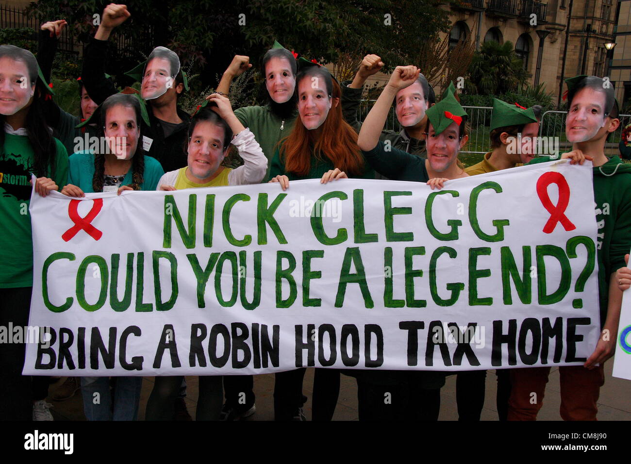 Studente campagna STOP AIDS flash richiesta mob Vice PM Nick Clegg introdurre Robin Hood Tax a Sheffield spavento notte carnevale, REGNO UNITO Foto Stock
